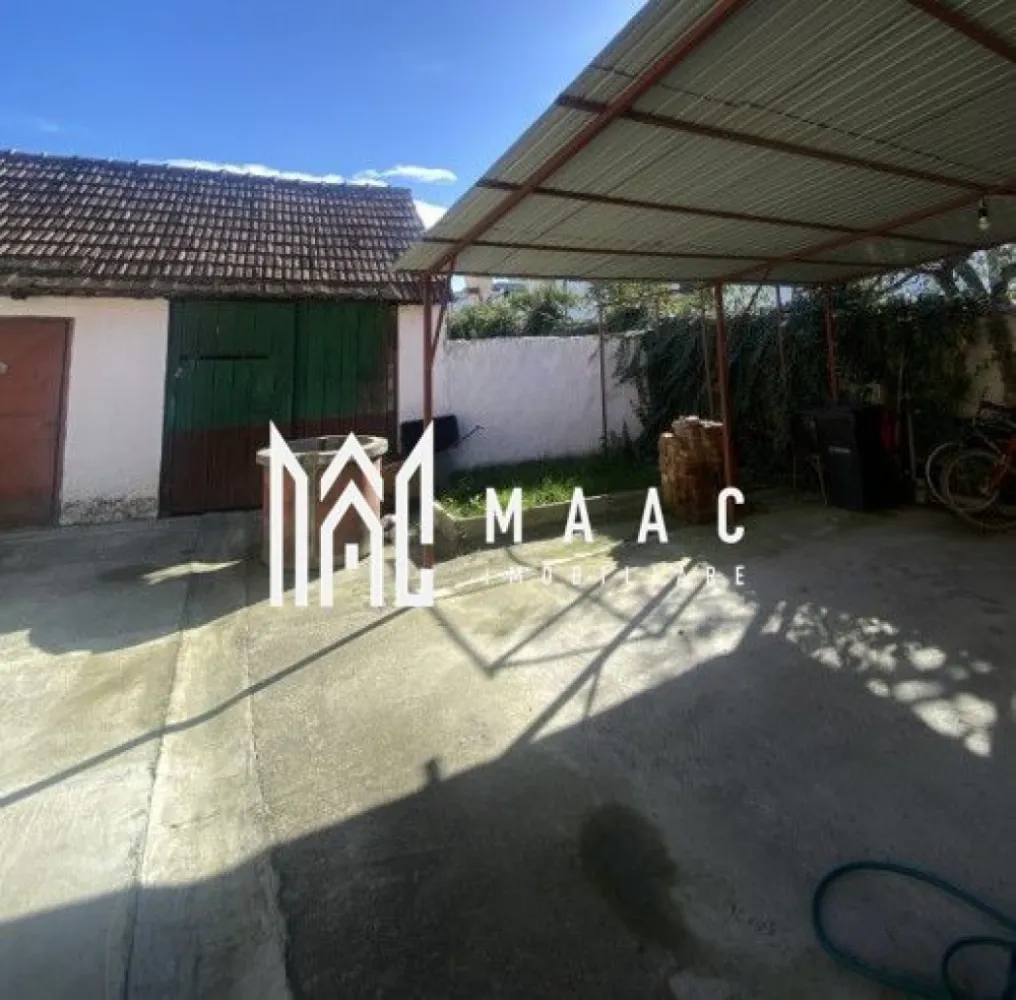 Casă 4 camere I Teren 550 mp I Acces auto I Selimbar - MAAC Imobiliare va oferă spre spre vânzare o casă individuală, situata într-o zonă centrală din Șelimbăr - acces facil la autostrada si către oraș. Casa este compartimentată astfel: -La demisol -două camere spațioase, hol, pivniță practică, cu intrare separată. -Parter înalt: hol la intrare din care se face accesul spre bucătărie(separata), respectiv baie si cele două camere spațioase. -Curte generoasă cu terasă acoperită în fața casei și o grădină în spate. Accesul se face usor prin cele două anexe ce leagă curtea de gradină. Necesita modernizare. Pentru mai multe informații, specificați ca ați văzut anunțul cu ID: CP2523872. }}