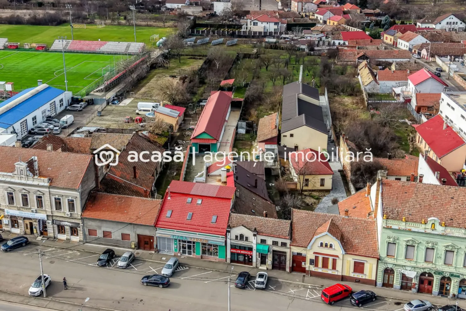 Spațiu comercial, hala, si un penthouse în centrul Aradului Nou - În inima Aradului Nou, într-o zonă cu vad comercial format și trafic constant, se află o proprietate rară pe piață, gândită pentru cei care caută mai mult decât un simplu spațiu comercial: stabilitate, versatilitate și potențial real de dezvoltare.

Preț listare: 620.000 € | 0% comision
Contact: Sebastian Nica 0722 252 639

Cu o suprafață totală de aproximativ 950 mp, proprietatea oferă o configurație ideală pentru afaceri de familie, producție, depozitare, showroom sau activități mixte.

#Hală încălzită, cu acces auto pentru vehicule de până la 7,5 tone, perfectă pentru activități logistice sau comerciale
#Apartament tip penthouse la etaj, cu terasă rooftop, ideal pentru locuire, birou de management sau protocol
#Casă separată, mai mică, în curte, potrivită pentru personal, închiriere sau spațiu auxiliar
#Locuri de parcare chiar în fața spațiului, un avantaj major pentru clienți și parteneri

Localizare strategică – centrul Aradului Nou, cu acces facil, vizibilitate excelentă și flux constant de clienți, ceea ce face ca această proprietate să fie o investiție sigură și profitabilă pe termen lung.

Aceasta este o proprietate care lucrează pentru tine – fie că îți dorești să-ți dezvolți propria afacere, fie că vizezi un activ imobiliar solid, cu multiple surse de venit.

📞 Pentru informații suplimentare și programarea unei vizionări:
Sebastian Nica – 0722 252 639

Documentație disponibilă la cerere pentru investitori calificați.

Nu dispui de toată suma? Te ajutăm noi gratuit! Îți obținem oferte de la 16 bănci.
Ai o proprietate de vânzare în Arad și vrei să știi cât valorează cu adevărat?
Sună-mă pentru o evaluare gratuită, fără obligații.

Birou: ACASĂ | Agenție imobiliară Arad
Bulevardul Decebal 2, Arad 310133