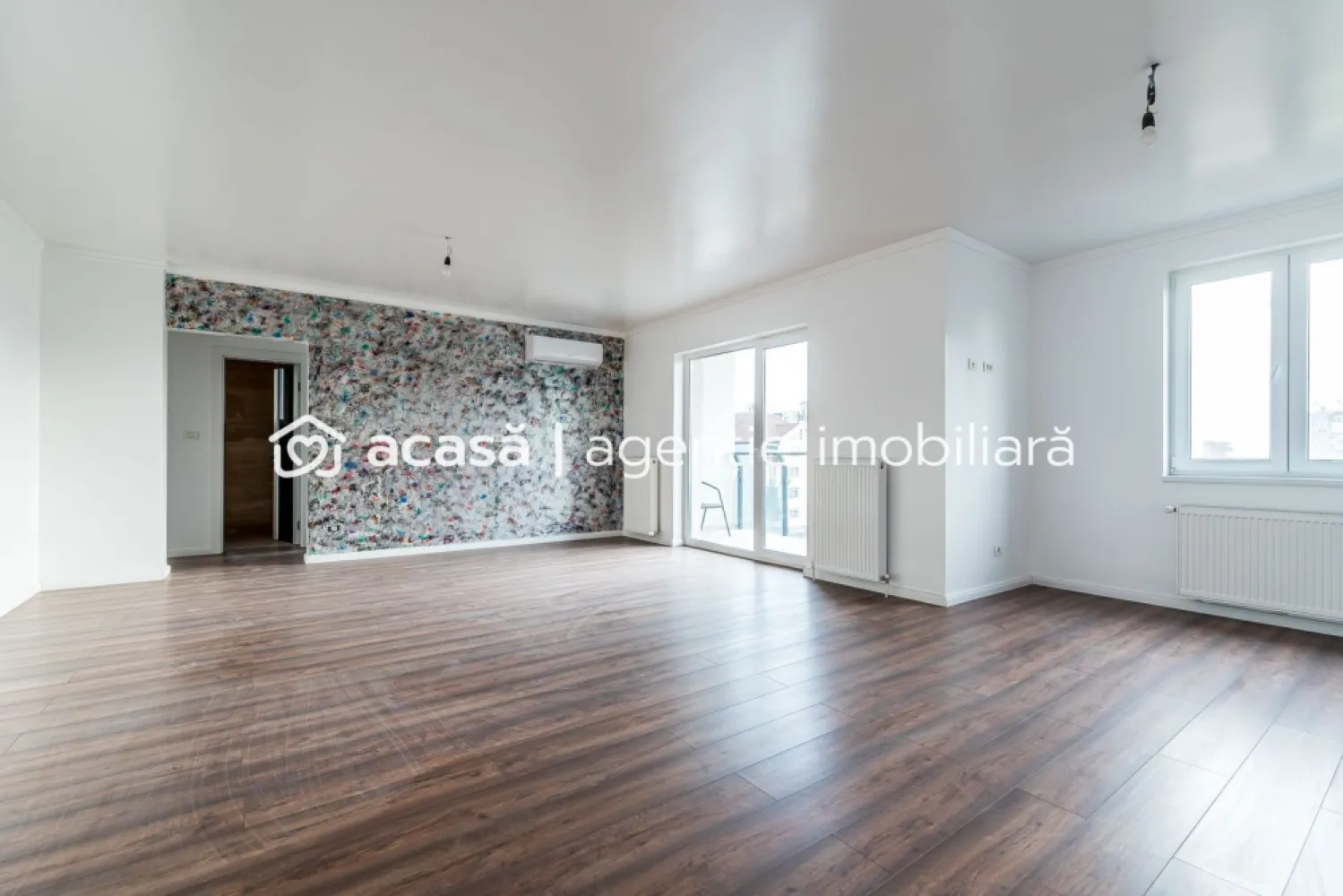 Apartament 2 camere bloc nou - Medlife Genesys - Vă propun spre vânzare un apartament modern cu 2 camere, situat într-un bloc nou, finalizat în 2020, într-o zonă foarte căutată, în apropiere de MedLife Genesys și malul Mureșului.

📍 Etaj: 2 din 7
📐 Suprafață utilă: 57 mp + balcon 5 mp
💶 Preț: 112.000 euro

Compartimentare practică și funcțională:
Living spațios cu bucătărie open-space
Dormitor luminos
Baie
Balcon 

Apartamentul este foarte luminos, beneficiind de finisaje ultramoderne, atent alese, și este dotat cu centrală proprie pe gaz, asigurând confort termic și costuri reduse de întreținere.

Ideal atât pentru locuit, cât și pentru investiție, datorită poziției excelente și a calității construcției.

📞 Pentru mai multe detalii sau pentru programarea unei vizionări, nu ezita să mă contactezi!
Andreea Szuchanszki 0742267773 

Nu dispui de toată suma? Te ajutăm noi gratuit! Îți obținem oferte de la 16 bănci.

Birou: ACASĂ | Agenție imobiliară Arad
Bulevardul Decebal 2, Arad 310133