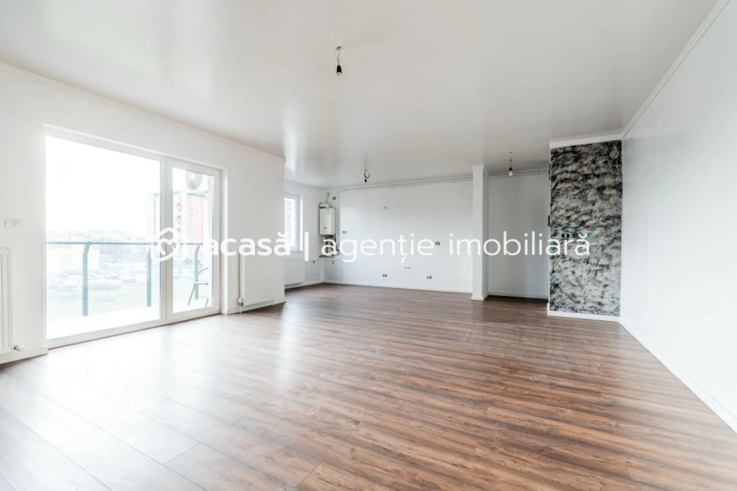 Apartament 2 camere bloc nou - Medlife Genesys - Vă propun spre vânzare un apartament modern cu 2 camere, situat într-un bloc nou, finalizat în 2020, într-o zonă foarte căutată, în apropiere de MedLife Genesys și malul Mureșului.

📍 Etaj: 2 din 7
📐 Suprafață utilă: 57 mp + balcon 5 mp
💶 Preț: 112.000 euro

Compartimentare practică și funcțională:
Living spațios cu bucătărie open-space
Dormitor luminos
Baie
Balcon 

Apartamentul este foarte luminos, beneficiind de finisaje ultramoderne, atent alese, și este dotat cu centrală proprie pe gaz, asigurând confort termic și costuri reduse de întreținere.

Ideal atât pentru locuit, cât și pentru investiție, datorită poziției excelente și a calității construcției.

📞 Pentru mai multe detalii sau pentru programarea unei vizionări, nu ezita să mă contactezi!
Andreea Szuchanszki 0742267773 

Nu dispui de toată suma? Te ajutăm noi gratuit! Îți obținem oferte de la 16 bănci.

Birou: ACASĂ | Agenție imobiliară Arad
Bulevardul Decebal 2, Arad 310133