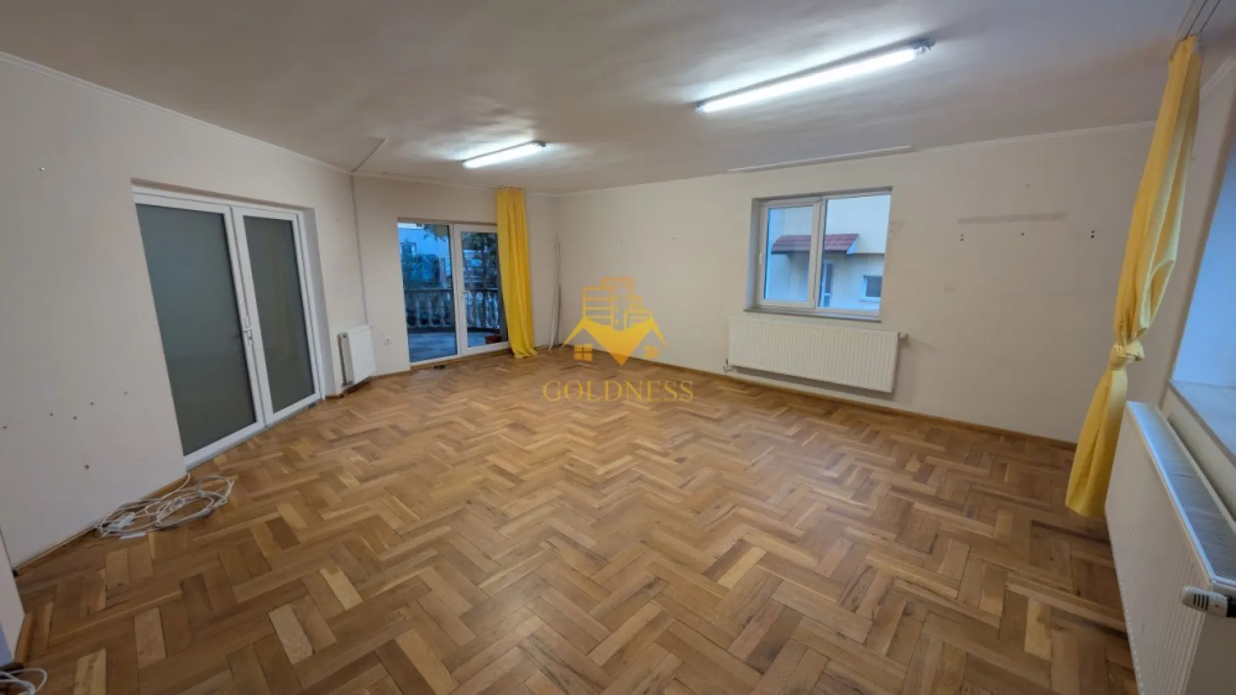 Casa/Spatiu de birou,Andrei Muresanu, 9 Camere,10 Parcari,Curte 2000mp - GOLDNESS Imobiliare vă propune spre închiriere o vilă spațioasă cu o suprafață utilă de 500 mp, situată în cartierul Andrei Mureșanu, ideală pentru sediu de firmă, birouri sau clinică.
Vila dispune de 10 locuri de parcare, garaj, teren de 2000 mp, 3 băi, 1 balcon și 2 terase!
Interior:
 * Demisol: 1 cameră, spațiu tehnic și 1 anexă.
 * Parter: Hol, 3 camere, terasă, bucătărie, debara și baie.
 * Etaj: Hol, 3 camere, baie și balcon.
 * Mansardă: 2 camere, terasă și baie.
Total camere: 9
Exterior:
 * Teren de 2000 mp.
 * 10 locuri de parcare.
Dotări:
 * Centrală proprie
Dacă sunteți interesați de această vilă și doriți să o vizionați, dar și pentru alte oferte nu ezitați să ne contactați telefonic sau prin e-mail. Vă stăm la dispoziție!
Pentru intermediere se percepe un comision de 50% din prețul chiriei!