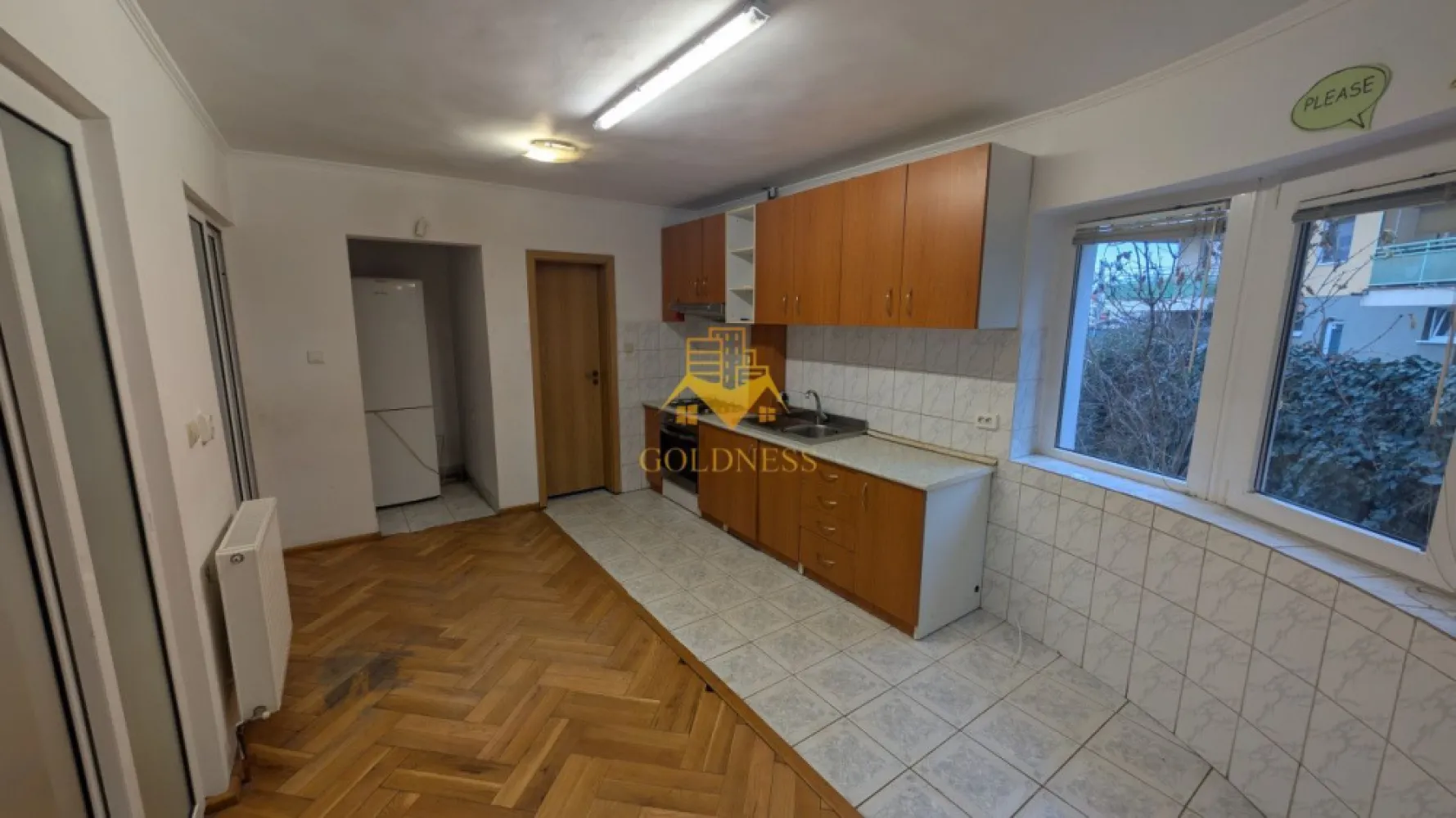 Casa/Spatiu de birou,Andrei Muresanu, 9 Camere,10 Parcari,Curte 2000mp - GOLDNESS Imobiliare vă propune spre închiriere o vilă spațioasă cu o suprafață utilă de 500 mp, situată în cartierul Andrei Mureșanu, ideală pentru sediu de firmă, birouri sau clinică.
Vila dispune de 10 locuri de parcare, garaj, teren de 2000 mp, 3 băi, 1 balcon și 2 terase!
Interior:
 * Demisol: 1 cameră, spațiu tehnic și 1 anexă.
 * Parter: Hol, 3 camere, terasă, bucătărie, debara și baie.
 * Etaj: Hol, 3 camere, baie și balcon.
 * Mansardă: 2 camere, terasă și baie.
Total camere: 9
Exterior:
 * Teren de 2000 mp.
 * 10 locuri de parcare.
Dotări:
 * Centrală proprie
Dacă sunteți interesați de această vilă și doriți să o vizionați, dar și pentru alte oferte nu ezitați să ne contactați telefonic sau prin e-mail. Vă stăm la dispoziție!
Pentru intermediere se percepe un comision de 50% din prețul chiriei!
