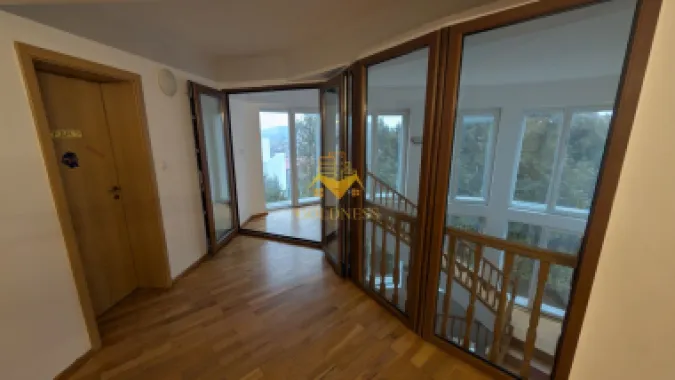 Casa/Spatiu de birou,Andrei Muresanu, 9 Camere,10 Parcari,Curte 2000mp