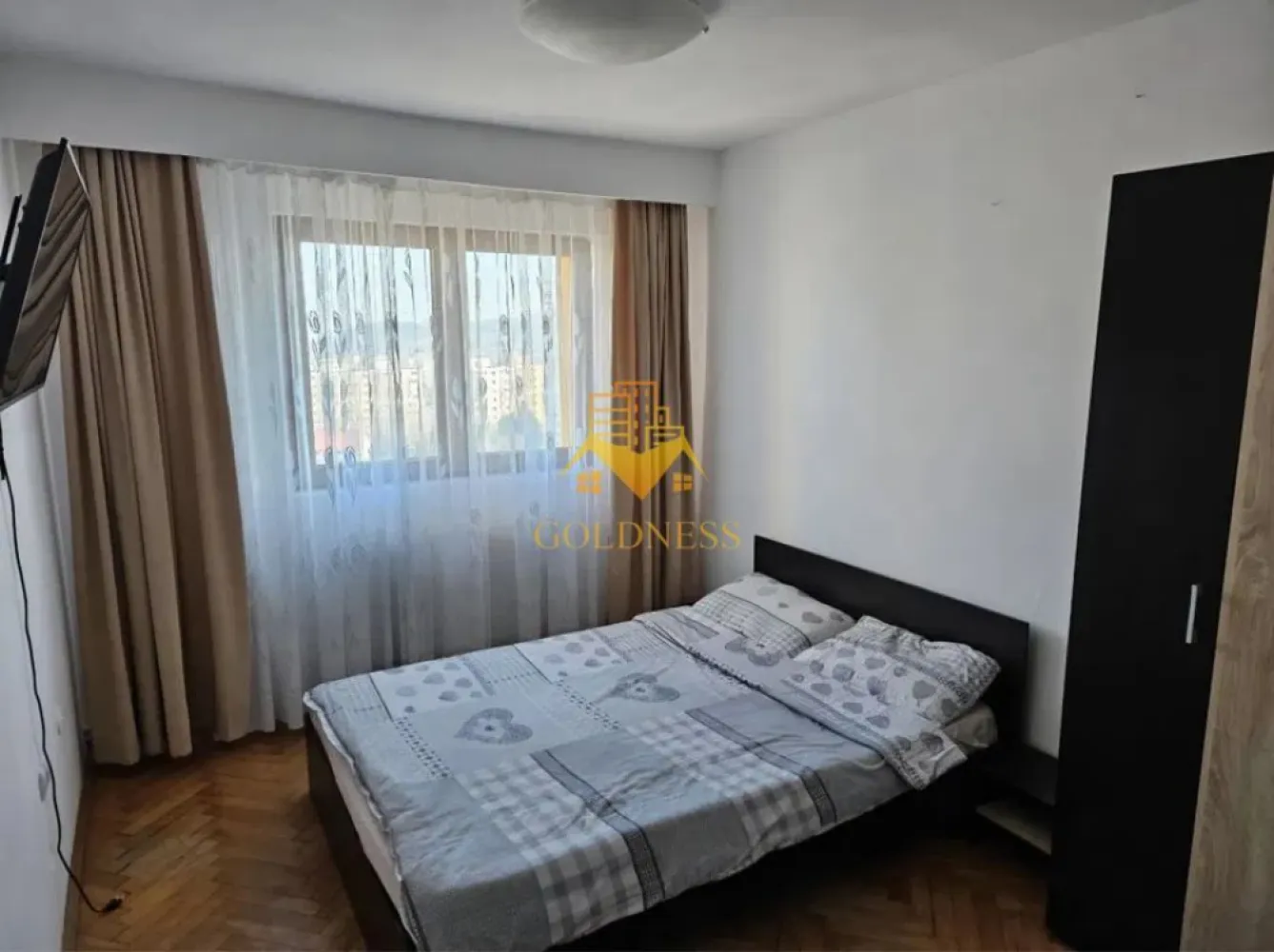 3 camere decomandate, 2 balcoane, Manastur, Parang, Profi, Minerva - GOLDNESS Imobiliare vă propune spre închiriere un apartament cu 3 camere complet mobilat și utilat, la etajul 10 într-un imobil de 10 etaje, în Cartierul Manastur .
Se poate parca prin zona
Se află în apropierea stațiilor de transport în comun, magazine, restaurante, spații verzi, farmacii, etc. 

Apartamentul este compartimentat astfel:
 - dormitor cu pat matrimonial, dressing, noptiere, TV
 - dormitor cu pat matrimonial, dressing, noptiere, TV
 - dormitor cu pat matrimonial, TV, comoda
 - bucatarie complet utilată și mobilată, loc de servit masa 
 - baie cu cada, calorifer port prosop și dulap pentru depozitare.
 - terasa de 10 si de 4 mp.

Imobilul este dotat cu toate cele necesare- centrală proprie, frigider, aragaz, hotă, mașină de spălat haine, etc. 

Dacă sunteți interesați de acest apartament și doriți să îl vizionați, dar și pentru alte oferte nu ezitați să ne contactați telefonic sau prin e-mail. Vă stăm la dispoziție!
Pentru intermediere se percepe un comision de 50% din prețul chiriei!