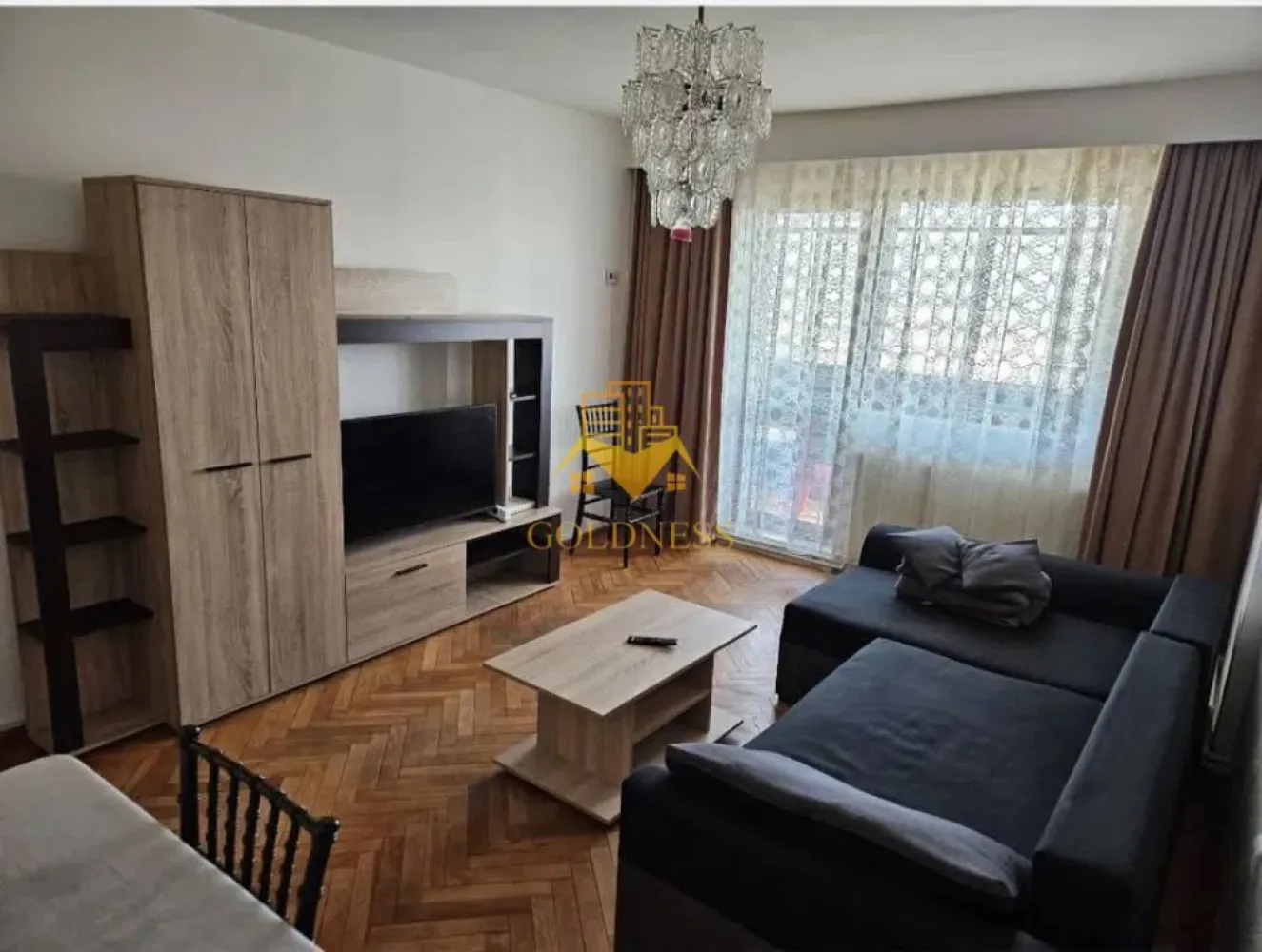 3 camere decomandate, 2 balcoane, Manastur, Parang, Profi, Minerva - GOLDNESS Imobiliare vă propune spre închiriere un apartament cu 3 camere complet mobilat și utilat, la etajul 10 într-un imobil de 10 etaje, în Cartierul Manastur .
Se poate parca prin zona
Se află în apropierea stațiilor de transport în comun, magazine, restaurante, spații verzi, farmacii, etc. 

Apartamentul este compartimentat astfel:
 - dormitor cu pat matrimonial, dressing, noptiere, TV
 - dormitor cu pat matrimonial, dressing, noptiere, TV
 - dormitor cu pat matrimonial, TV, comoda
 - bucatarie complet utilată și mobilată, loc de servit masa 
 - baie cu cada, calorifer port prosop și dulap pentru depozitare.
 - terasa de 10 si de 4 mp.

Imobilul este dotat cu toate cele necesare- centrală proprie, frigider, aragaz, hotă, mașină de spălat haine, etc. 

Dacă sunteți interesați de acest apartament și doriți să îl vizionați, dar și pentru alte oferte nu ezitați să ne contactați telefonic sau prin e-mail. Vă stăm la dispoziție!
Pentru intermediere se percepe un comision de 50% din prețul chiriei!