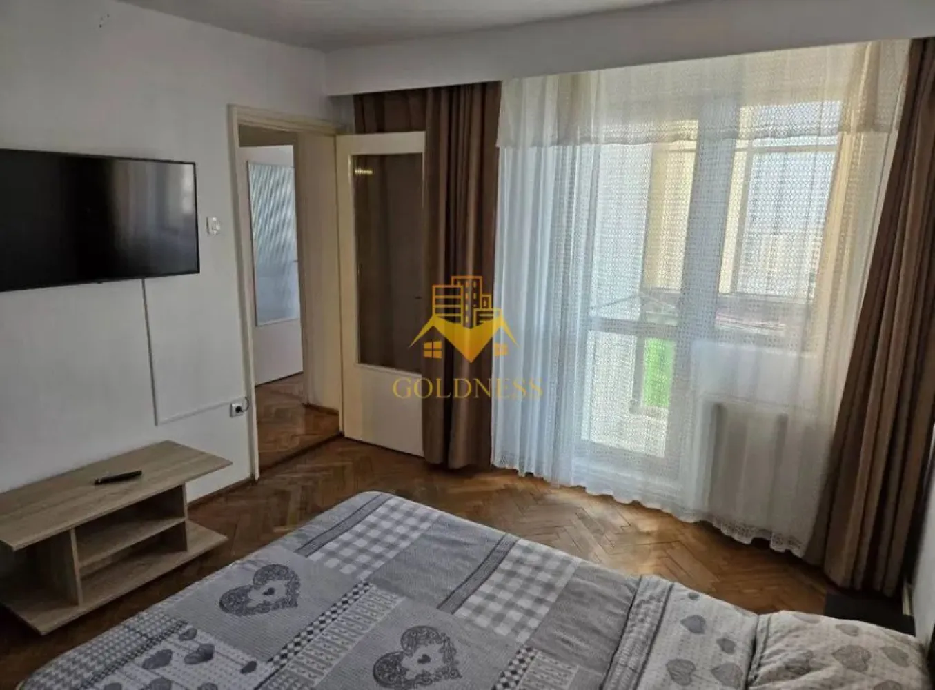 3 camere decomandate, 2 balcoane, Manastur, Parang, Profi, Minerva - GOLDNESS Imobiliare vă propune spre închiriere un apartament cu 3 camere complet mobilat și utilat, la etajul 10 într-un imobil de 10 etaje, în Cartierul Manastur .
Se poate parca prin zona
Se află în apropierea stațiilor de transport în comun, magazine, restaurante, spații verzi, farmacii, etc. 

Apartamentul este compartimentat astfel:
 - dormitor cu pat matrimonial, dressing, noptiere, TV
 - dormitor cu pat matrimonial, dressing, noptiere, TV
 - dormitor cu pat matrimonial, TV, comoda
 - bucatarie complet utilată și mobilată, loc de servit masa 
 - baie cu cada, calorifer port prosop și dulap pentru depozitare.
 - terasa de 10 si de 4 mp.

Imobilul este dotat cu toate cele necesare- centrală proprie, frigider, aragaz, hotă, mașină de spălat haine, etc. 

Dacă sunteți interesați de acest apartament și doriți să îl vizionați, dar și pentru alte oferte nu ezitați să ne contactați telefonic sau prin e-mail. Vă stăm la dispoziție!
Pentru intermediere se percepe un comision de 50% din prețul chiriei!
