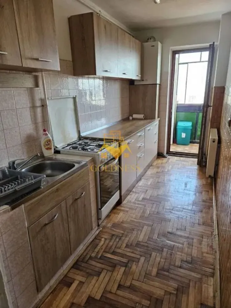 3 camere decomandate, 2 balcoane, Manastur, Parang, Profi, Minerva - GOLDNESS Imobiliare vă propune spre închiriere un apartament cu 3 camere complet mobilat și utilat, la etajul 10 într-un imobil de 10 etaje, în Cartierul Manastur .
Se poate parca prin zona
Se află în apropierea stațiilor de transport în comun, magazine, restaurante, spații verzi, farmacii, etc. 

Apartamentul este compartimentat astfel:
 - dormitor cu pat matrimonial, dressing, noptiere, TV
 - dormitor cu pat matrimonial, dressing, noptiere, TV
 - dormitor cu pat matrimonial, TV, comoda
 - bucatarie complet utilată și mobilată, loc de servit masa 
 - baie cu cada, calorifer port prosop și dulap pentru depozitare.
 - terasa de 10 si de 4 mp.

Imobilul este dotat cu toate cele necesare- centrală proprie, frigider, aragaz, hotă, mașină de spălat haine, etc. 

Dacă sunteți interesați de acest apartament și doriți să îl vizionați, dar și pentru alte oferte nu ezitați să ne contactați telefonic sau prin e-mail. Vă stăm la dispoziție!
Pentru intermediere se percepe un comision de 50% din prețul chiriei!