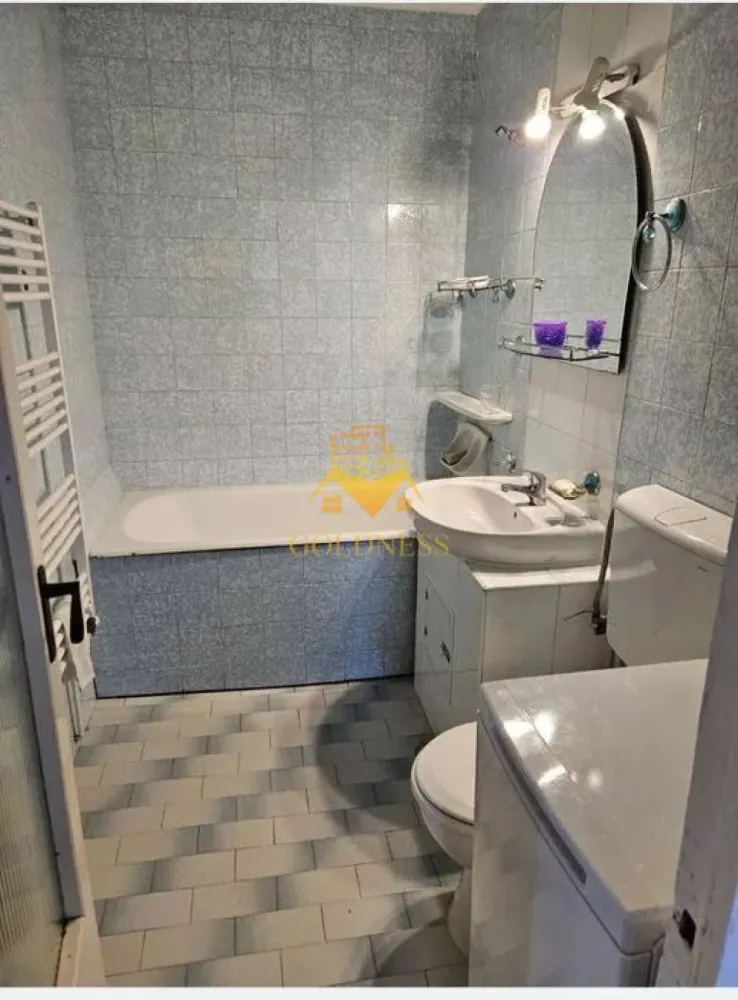 3 camere decomandate, 2 balcoane, Manastur, Parang, Profi, Minerva - GOLDNESS Imobiliare vă propune spre închiriere un apartament cu 3 camere complet mobilat și utilat, la etajul 10 într-un imobil de 10 etaje, în Cartierul Manastur .
Se poate parca prin zona
Se află în apropierea stațiilor de transport în comun, magazine, restaurante, spații verzi, farmacii, etc. 

Apartamentul este compartimentat astfel:
 - dormitor cu pat matrimonial, dressing, noptiere, TV
 - dormitor cu pat matrimonial, dressing, noptiere, TV
 - dormitor cu pat matrimonial, TV, comoda
 - bucatarie complet utilată și mobilată, loc de servit masa 
 - baie cu cada, calorifer port prosop și dulap pentru depozitare.
 - terasa de 10 si de 4 mp.

Imobilul este dotat cu toate cele necesare- centrală proprie, frigider, aragaz, hotă, mașină de spălat haine, etc. 

Dacă sunteți interesați de acest apartament și doriți să îl vizionați, dar și pentru alte oferte nu ezitați să ne contactați telefonic sau prin e-mail. Vă stăm la dispoziție!
Pentru intermediere se percepe un comision de 50% din prețul chiriei!