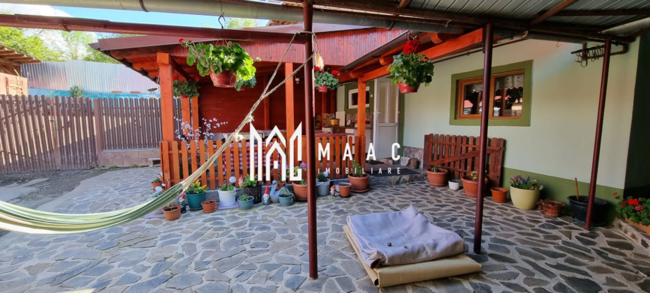 Casă 5 camere I Renovată I 1400 mp I Garaj I Grădină I Hașag - Gospodărie autentică – ideală pentru achiziție! MAAC Imobiliare vă propune spre achiziție o gospodărie spațioasă și bine întreținută, poziționată strategic pe strada principală a localității Hașag, județul Sibiu. Caracteristici principale: Suprafață locuință: 126 mp, compartimentată în 5 camere versatile, ideale pentru dormit și relaxare, plus baie, bucătărie, debara și terasă. Pivniță spațioasă sub casă, cu fântână. Anexe funcționale: garaj cu acces din stradă, magazie, spații dedicate pentru animale și zone acoperite pentru utilaje agricole și mașini. Curte privată: 470 mp, perfectă pentru activități în aer liber. Grădină generoasă: 940 mp, ideală pentru cultivare sau relaxare. Îmbunătățiri aduse locuinței: Modificări de rezistență la subsol, asigurând durabilitate. Acoperiș nou, realizat cu structură modernă și țiglă Lindab. Izolație exterioară completă + vopsea decorativă. Geamuri termopan și uși de acces de calitate superioară. Terasă pavată și acoperită, ideală pentru momente de relaxare. Utilități disponibile: Apă curentă + fântână de rezervă pentru siguranță suplimentară. Gaz, canalizare, curent electric asigurând confort modern. Centrală termică + calorifere în toate încăperile, alături de teracote/sobe pentru un plus de căldură. Documentele sunt în perfectă ordine. Pentru mai multe detalii și programarea unei vizionări, contactați MAAC Imobiliare, specificând ID CP2523223. }}