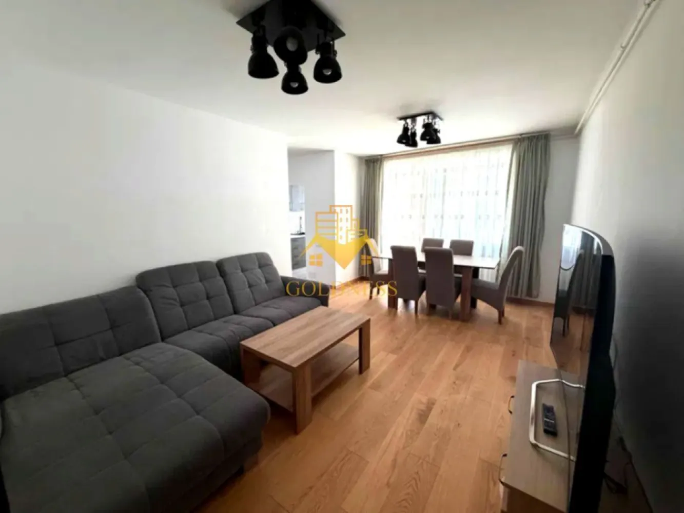 3 camere, modern, parcare, Buna Ziua, Zona Grand Hotel Italia, LIDL - Goldness Imobiliare vă propune spre inchiriere un apartament cu 3 camere complet mobilat și utilat, la parter într-un imobil de 10 etaje, în Cartierul Buna Ziua.
Dispune de loc de parcare!
Se află în apropierea stațiilor de transport în comun, magazine, restaurante, spații verzi, farmacii, etc.

Apartamentul este compartimentat astfel:
- dormitor cu pat matrimonial, dulap pentru haine, 
- Cameră amenajată ca birou, canapea extensibila.
- living cu canapea extensibila, loc de servit masa
- bucatarie complet utilată si mobilata
- baie cu cada, calorifer port prosop și dulap pentru depozitare.

Imobilul este dotat cu toate cele necesare- centrală proprie, mașină de spălat haine, frigider, aragaz, hotă, etc.

Dacă sunteți interesați de acest apartament și doriți să îl vizionați, dar și pentru alte oferte nu ezitați să ne contactați telefonic sau prin e-mail. Vă stăm la dispoziție!
Pentru intermediere se percepe un comision de 50% din prețul chiriei!