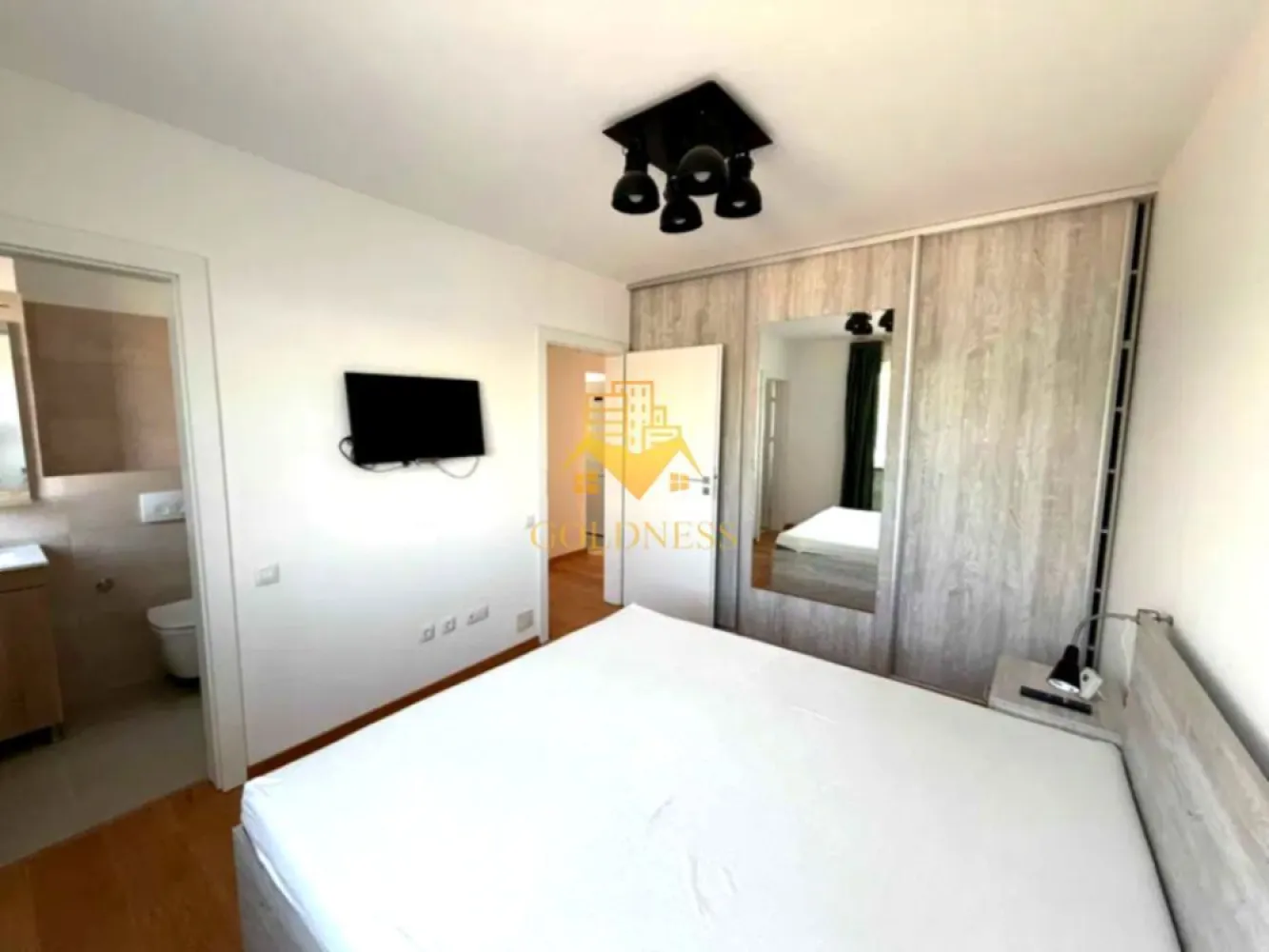 3 camere, modern, parcare, Buna Ziua, Zona Grand Hotel Italia, LIDL - Goldness Imobiliare vă propune spre inchiriere un apartament cu 3 camere complet mobilat și utilat, la parter într-un imobil de 10 etaje, în Cartierul Buna Ziua.
Dispune de loc de parcare!
Se află în apropierea stațiilor de transport în comun, magazine, restaurante, spații verzi, farmacii, etc.

Apartamentul este compartimentat astfel:
- dormitor cu pat matrimonial, dulap pentru haine, 
- Cameră amenajată ca birou, canapea extensibila.
- living cu canapea extensibila, loc de servit masa
- bucatarie complet utilată si mobilata
- baie cu cada, calorifer port prosop și dulap pentru depozitare.

Imobilul este dotat cu toate cele necesare- centrală proprie, mașină de spălat haine, frigider, aragaz, hotă, etc.

Dacă sunteți interesați de acest apartament și doriți să îl vizionați, dar și pentru alte oferte nu ezitați să ne contactați telefonic sau prin e-mail. Vă stăm la dispoziție!
Pentru intermediere se percepe un comision de 50% din prețul chiriei!