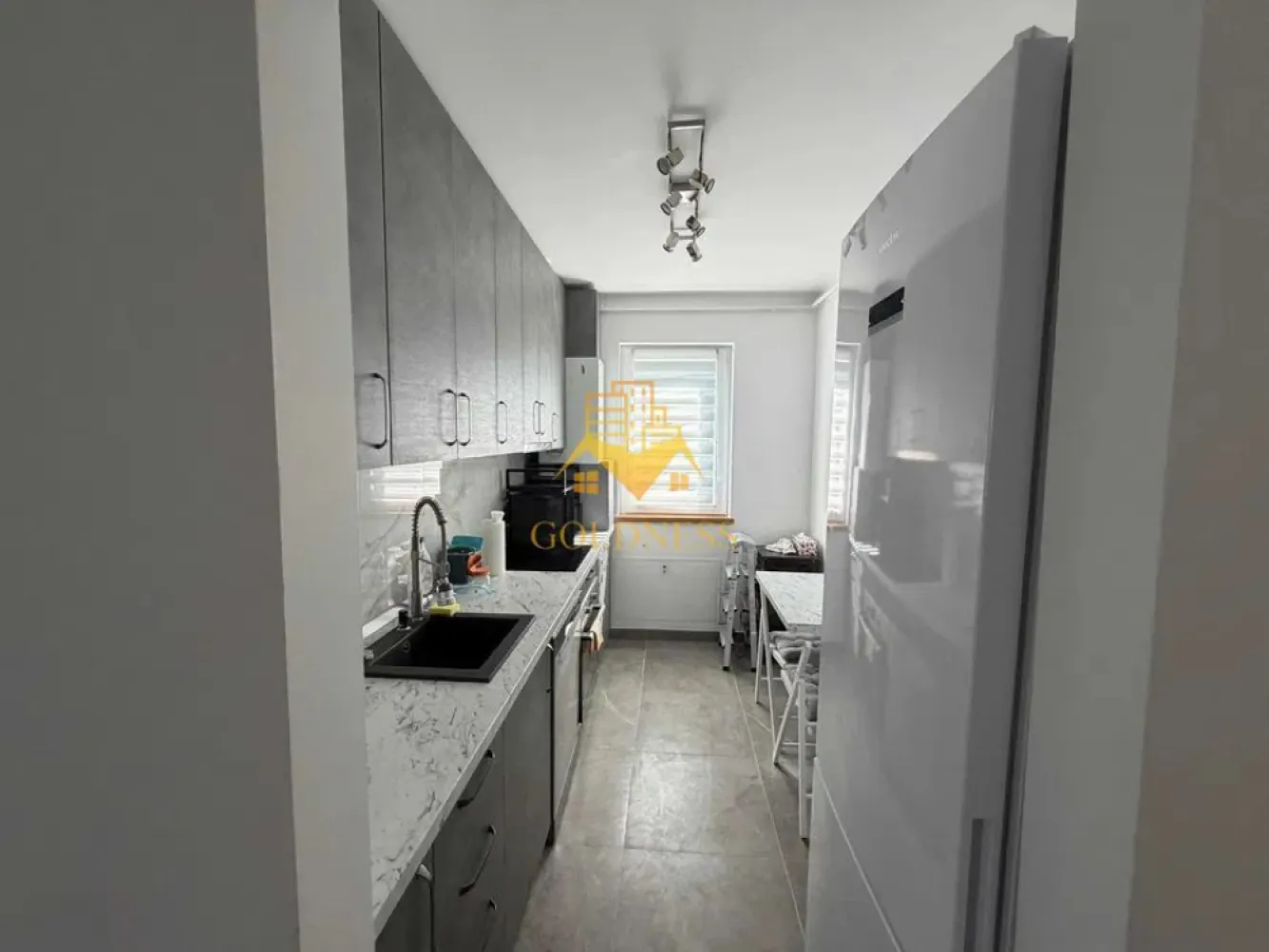 3 camere, modern, parcare, Buna Ziua, Zona Grand Hotel Italia, LIDL - Goldness Imobiliare vă propune spre inchiriere un apartament cu 3 camere complet mobilat și utilat, la parter într-un imobil de 10 etaje, în Cartierul Buna Ziua.
Dispune de loc de parcare!
Se află în apropierea stațiilor de transport în comun, magazine, restaurante, spații verzi, farmacii, etc.

Apartamentul este compartimentat astfel:
- dormitor cu pat matrimonial, dulap pentru haine, 
- Cameră amenajată ca birou, canapea extensibila.
- living cu canapea extensibila, loc de servit masa
- bucatarie complet utilată si mobilata
- baie cu cada, calorifer port prosop și dulap pentru depozitare.

Imobilul este dotat cu toate cele necesare- centrală proprie, mașină de spălat haine, frigider, aragaz, hotă, etc.

Dacă sunteți interesați de acest apartament și doriți să îl vizionați, dar și pentru alte oferte nu ezitați să ne contactați telefonic sau prin e-mail. Vă stăm la dispoziție!
Pentru intermediere se percepe un comision de 50% din prețul chiriei!