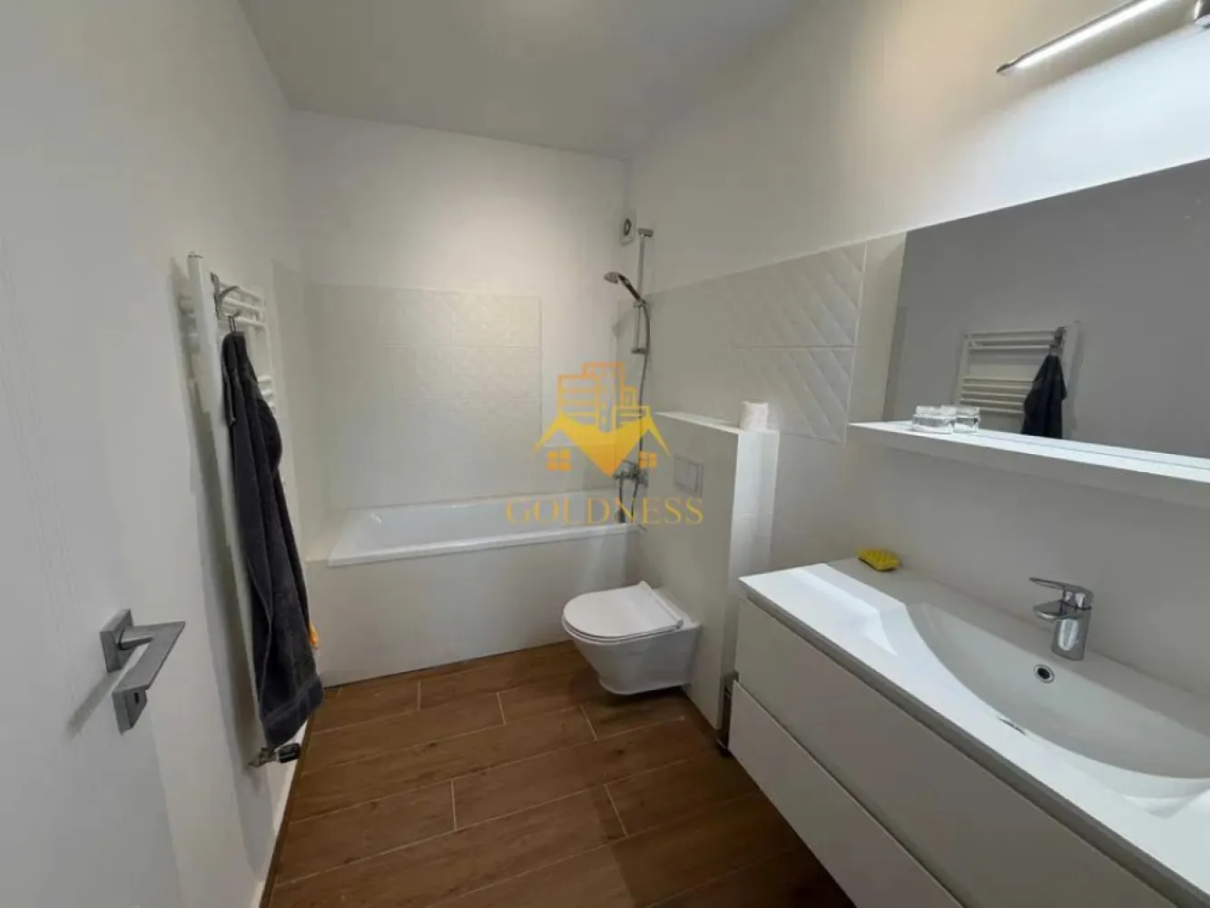 3 camere, modern, parcare, Buna Ziua, Zona Grand Hotel Italia, LIDL - Goldness Imobiliare vă propune spre inchiriere un apartament cu 3 camere complet mobilat și utilat, la parter într-un imobil de 10 etaje, în Cartierul Buna Ziua.
Dispune de loc de parcare!
Se află în apropierea stațiilor de transport în comun, magazine, restaurante, spații verzi, farmacii, etc.

Apartamentul este compartimentat astfel:
- dormitor cu pat matrimonial, dulap pentru haine, 
- Cameră amenajată ca birou, canapea extensibila.
- living cu canapea extensibila, loc de servit masa
- bucatarie complet utilată si mobilata
- baie cu cada, calorifer port prosop și dulap pentru depozitare.

Imobilul este dotat cu toate cele necesare- centrală proprie, mașină de spălat haine, frigider, aragaz, hotă, etc.

Dacă sunteți interesați de acest apartament și doriți să îl vizionați, dar și pentru alte oferte nu ezitați să ne contactați telefonic sau prin e-mail. Vă stăm la dispoziție!
Pentru intermediere se percepe un comision de 50% din prețul chiriei!