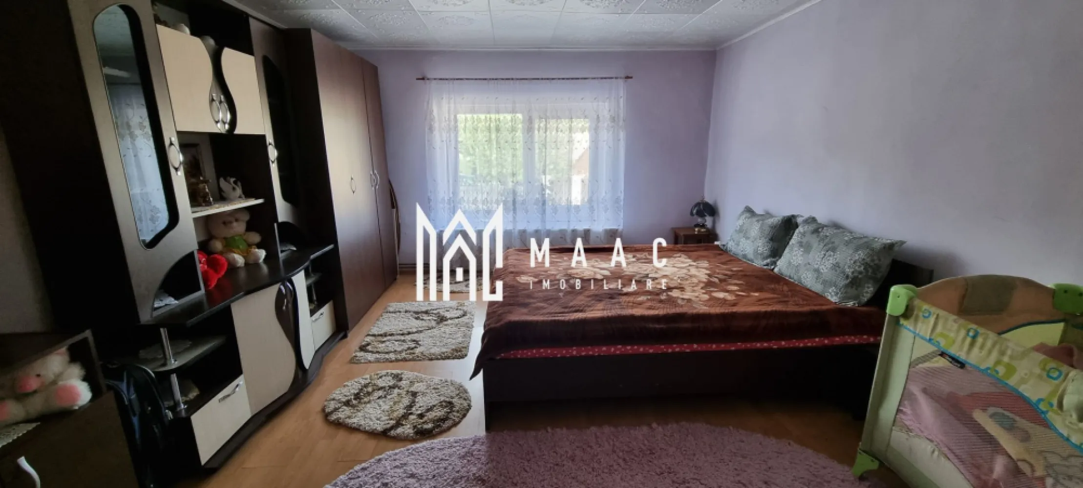 Casă 5 camere I Renovată I 1400 mp I Garaj I Grădină I Hașag - Gospodărie autentică – ideală pentru achiziție! MAAC Imobiliare vă propune spre achiziție o gospodărie spațioasă și bine întreținută, poziționată strategic pe strada principală a localității Hașag, județul Sibiu. Caracteristici principale: Suprafață locuință: 126 mp, compartimentată în 5 camere versatile, ideale pentru dormit și relaxare, plus baie, bucătărie, debara și terasă. Pivniță spațioasă sub casă, cu fântână. Anexe funcționale: garaj cu acces din stradă, magazie, spații dedicate pentru animale și zone acoperite pentru utilaje agricole și mașini. Curte privată: 470 mp, perfectă pentru activități în aer liber. Grădină generoasă: 940 mp, ideală pentru cultivare sau relaxare. Îmbunătățiri aduse locuinței: Modificări de rezistență la subsol, asigurând durabilitate. Acoperiș nou, realizat cu structură modernă și țiglă Lindab. Izolație exterioară completă + vopsea decorativă. Geamuri termopan și uși de acces de calitate superioară. Terasă pavată și acoperită, ideală pentru momente de relaxare. Utilități disponibile: Apă curentă + fântână de rezervă pentru siguranță suplimentară. Gaz, canalizare, curent electric asigurând confort modern. Centrală termică + calorifere în toate încăperile, alături de teracote/sobe pentru un plus de căldură. Documentele sunt în perfectă ordine. Pentru mai multe detalii și programarea unei vizionări, contactați MAAC Imobiliare, specificând ID CP2523223. }}