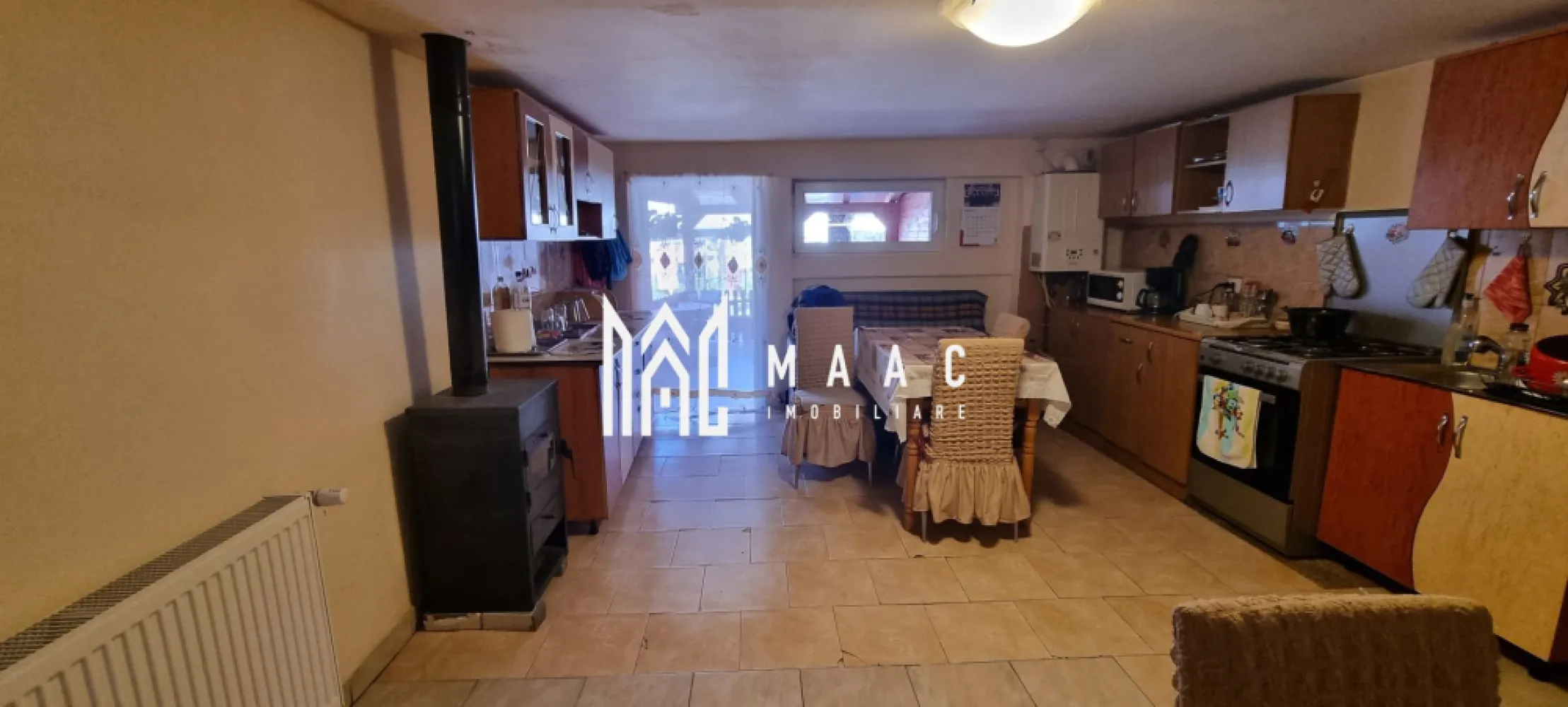 Casă 5 camere I Renovată I 1400 mp I Garaj I Grădină I Hașag - Gospodărie autentică – ideală pentru achiziție! MAAC Imobiliare vă propune spre achiziție o gospodărie spațioasă și bine întreținută, poziționată strategic pe strada principală a localității Hașag, județul Sibiu. Caracteristici principale: Suprafață locuință: 126 mp, compartimentată în 5 camere versatile, ideale pentru dormit și relaxare, plus baie, bucătărie, debara și terasă. Pivniță spațioasă sub casă, cu fântână. Anexe funcționale: garaj cu acces din stradă, magazie, spații dedicate pentru animale și zone acoperite pentru utilaje agricole și mașini. Curte privată: 470 mp, perfectă pentru activități în aer liber. Grădină generoasă: 940 mp, ideală pentru cultivare sau relaxare. Îmbunătățiri aduse locuinței: Modificări de rezistență la subsol, asigurând durabilitate. Acoperiș nou, realizat cu structură modernă și țiglă Lindab. Izolație exterioară completă + vopsea decorativă. Geamuri termopan și uși de acces de calitate superioară. Terasă pavată și acoperită, ideală pentru momente de relaxare. Utilități disponibile: Apă curentă + fântână de rezervă pentru siguranță suplimentară. Gaz, canalizare, curent electric asigurând confort modern. Centrală termică + calorifere în toate încăperile, alături de teracote/sobe pentru un plus de căldură. Documentele sunt în perfectă ordine. Pentru mai multe detalii și programarea unei vizionări, contactați MAAC Imobiliare, specificând ID CP2523223. }}