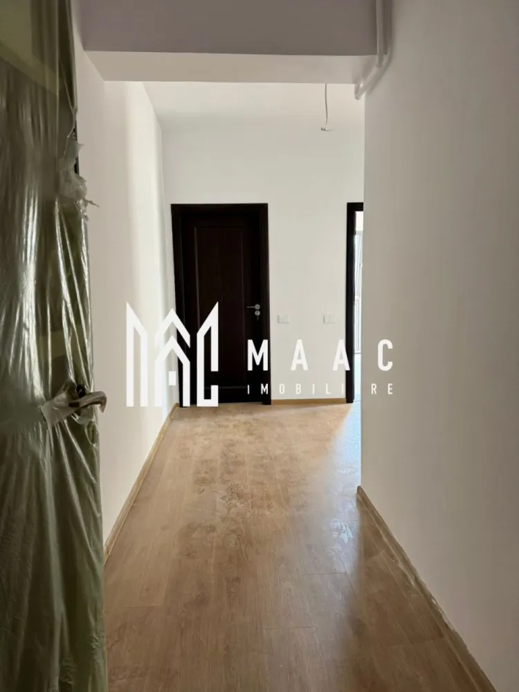 GARSONIERA| PARTER| 56 MP| BLOC NOU| OSTROVENI - Garsonieră modernă de vânzare – construcție 2025, Ostroveni

Maac Imobiliare va propune spre vânzare o garsonieră spațioasă și bine compartimentată, situată la parterul unui bloc nou intabulat (construcție 2025), pe strada Ostroveni.

Locuința are o suprafață utilă de 48,2 mp, la care se adaugă un balcon generos de 7,7 mp, rezultând o suprafață totală de 55,9 mp.

Compartimentare:

hol generos
baie
bucătărie închisă
living luminos, cu o suprafață de 24 mp
balcon in suprafata de 8 mp

Garsoniera beneficiază de:

centrală termică proprie cu încălzire prin calorifere
aer condiționat deja montat
orientare estică, oferind lumină naturală plăcută pe parcursul dimineții

Ideală atât pentru locuit, cât și pentru investiție!

Pentru mai multe detalii sau programarea unei vizionări, nu ezitați să ne contactați.