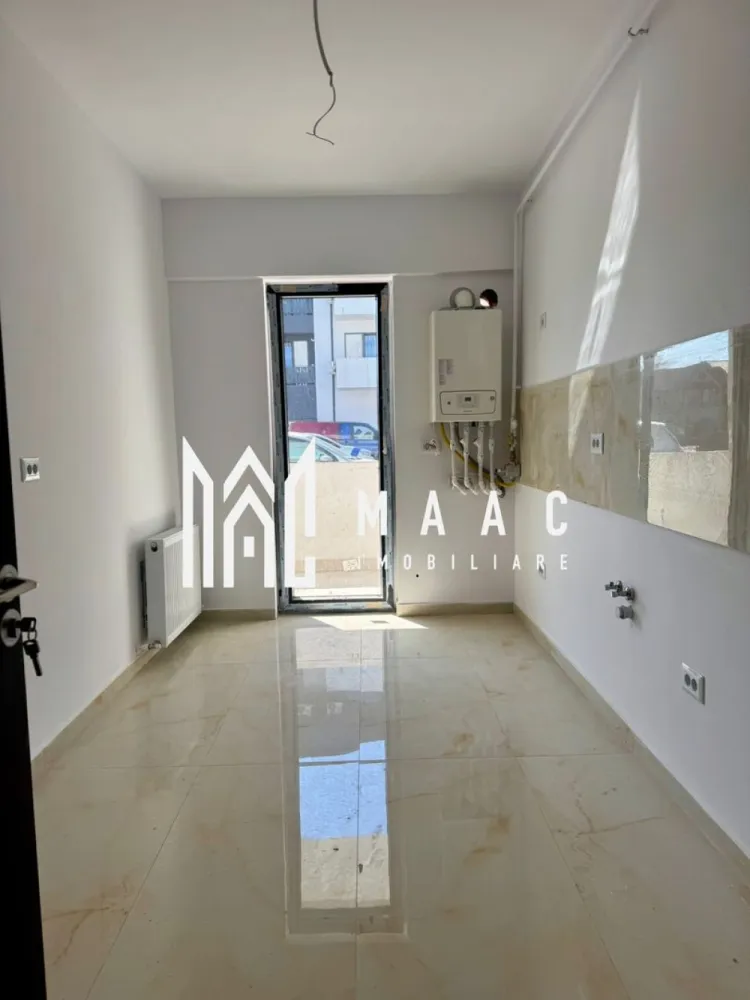 GARSONIERA| PARTER| 56 MP| BLOC NOU| OSTROVENI - Garsonieră modernă de vânzare – construcție 2025, Ostroveni

Maac Imobiliare va propune spre vânzare o garsonieră spațioasă și bine compartimentată, situată la parterul unui bloc nou intabulat (construcție 2025), pe strada Ostroveni.

Locuința are o suprafață utilă de 48,2 mp, la care se adaugă un balcon generos de 7,7 mp, rezultând o suprafață totală de 55,9 mp.

Compartimentare:

hol generos
baie
bucătărie închisă
living luminos, cu o suprafață de 24 mp
balcon in suprafata de 8 mp

Garsoniera beneficiază de:

centrală termică proprie cu încălzire prin calorifere
aer condiționat deja montat
orientare estică, oferind lumină naturală plăcută pe parcursul dimineții

Ideală atât pentru locuit, cât și pentru investiție!

Pentru mai multe detalii sau programarea unei vizionări, nu ezitați să ne contactați.