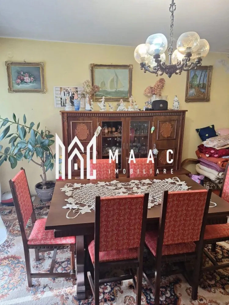 Apartament 3 camere | Cartier Traian | 65 MP - MAAC Imobiliare vă propune spre vânzare un apartament cu 3 camere, situat în Cartierul Traian din Râmnicu Vâlcea, într-o zonă liniștită, ideală pentru locuit.

Locuința este amplasată la etajul 4 din 4 și are o suprafață utilă de 65 mp, fiind potrivită pentru o familie sau pentru cei care își doresc un spațiu pe care să îl amenajeze după propriul gust. Apartamentul dispune de finisaje clasice, oferind astfel posibilitatea viitorilor proprietari de a-l personaliza integral.

Printre avantajele proprietății se numără geamurile termopan, balconul închis cu termopan — perfect pentru spațiu suplimentar sau zonă de relaxare — precum și prezența gigacalorimetrului, ce permite un control eficient al consumului. De asemenea, baia beneficiază de geam, asigurând lumină naturală și ventilație optimă.

Imobilul este amplasat într-o zonă liniștită, ferită de agitația urbană, dar în același timp foarte bine conectată la punctele de interes ale orașului. Se află în imediata apropiere a Spitalului Nr. 2, precum și în vecinătatea mai multor magazine, instituții, școli și alte facilități necesare unui trai confortabil.

Dacă sunteți în căutarea unui apartament bine poziționat, într-o zonă liniștită, cu potențial de amenajare după propriile preferințe, această proprietate poate fi exact ceea ce aveți nevoie.

Pentru mai multe detalii sau pentru programarea unei vizionări, nu ezitați să contactați MAAC Imobiliare.

ID: CP3061110