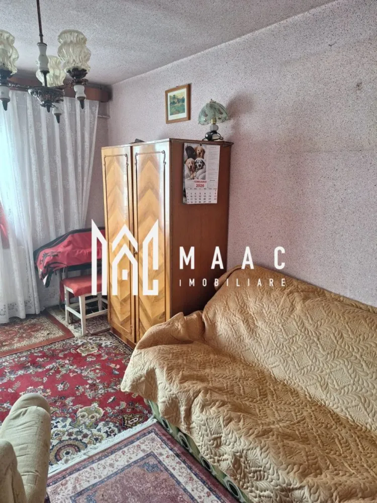 Apartament 3 camere | Cartier Traian | 65 MP - MAAC Imobiliare vă propune spre vânzare un apartament cu 3 camere, situat în Cartierul Traian din Râmnicu Vâlcea, într-o zonă liniștită, ideală pentru locuit.

Locuința este amplasată la etajul 4 din 4 și are o suprafață utilă de 65 mp, fiind potrivită pentru o familie sau pentru cei care își doresc un spațiu pe care să îl amenajeze după propriul gust. Apartamentul dispune de finisaje clasice, oferind astfel posibilitatea viitorilor proprietari de a-l personaliza integral.

Printre avantajele proprietății se numără geamurile termopan, balconul închis cu termopan — perfect pentru spațiu suplimentar sau zonă de relaxare — precum și prezența gigacalorimetrului, ce permite un control eficient al consumului. De asemenea, baia beneficiază de geam, asigurând lumină naturală și ventilație optimă.

Imobilul este amplasat într-o zonă liniștită, ferită de agitația urbană, dar în același timp foarte bine conectată la punctele de interes ale orașului. Se află în imediata apropiere a Spitalului Nr. 2, precum și în vecinătatea mai multor magazine, instituții, școli și alte facilități necesare unui trai confortabil.

Dacă sunteți în căutarea unui apartament bine poziționat, într-o zonă liniștită, cu potențial de amenajare după propriile preferințe, această proprietate poate fi exact ceea ce aveți nevoie.

Pentru mai multe detalii sau pentru programarea unei vizionări, nu ezitați să contactați MAAC Imobiliare.

ID: CP3061110