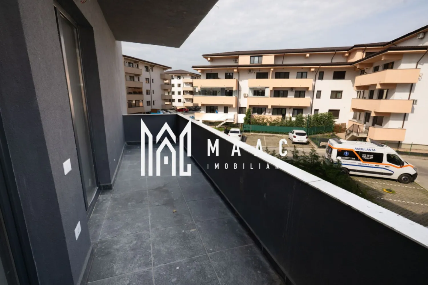 APARTAMENT 2 CAMERE| ETAJ 1| GARAJ INCLUS - Apartament 2 camere – Bloc nou 2025 – Ostroveni | Etaj 1 | Balcon generos

MAAC Imobiliare vă propune spre vânzare un apartament modern, situat la etajul 1 al unui imobil nou, finalizat în anul 2025, amplasat în zona Ostroveni.

Locuința este compartimentată eficient și oferă un confort sporit:

living luminos
dormitor
bucătărie închisă
baie
hol
balcon generos de 8 mp

Apartamentul se predă complet finisat, cu materiale de calitate și dotări incluse:

baie complet utilată
uși interioare montate
prize și întrerupătoare instalate
centrală termică proprie
aparat de aer condiționat
Se vinde împreună cu garaj, un avantaj important pentru confortul și siguranța dumneavoastră.

Imobilul este ideal atât pentru locuit, cât și pentru investiție, datorită poziționării într-o zonă liniștită și bine conectată la facilități.