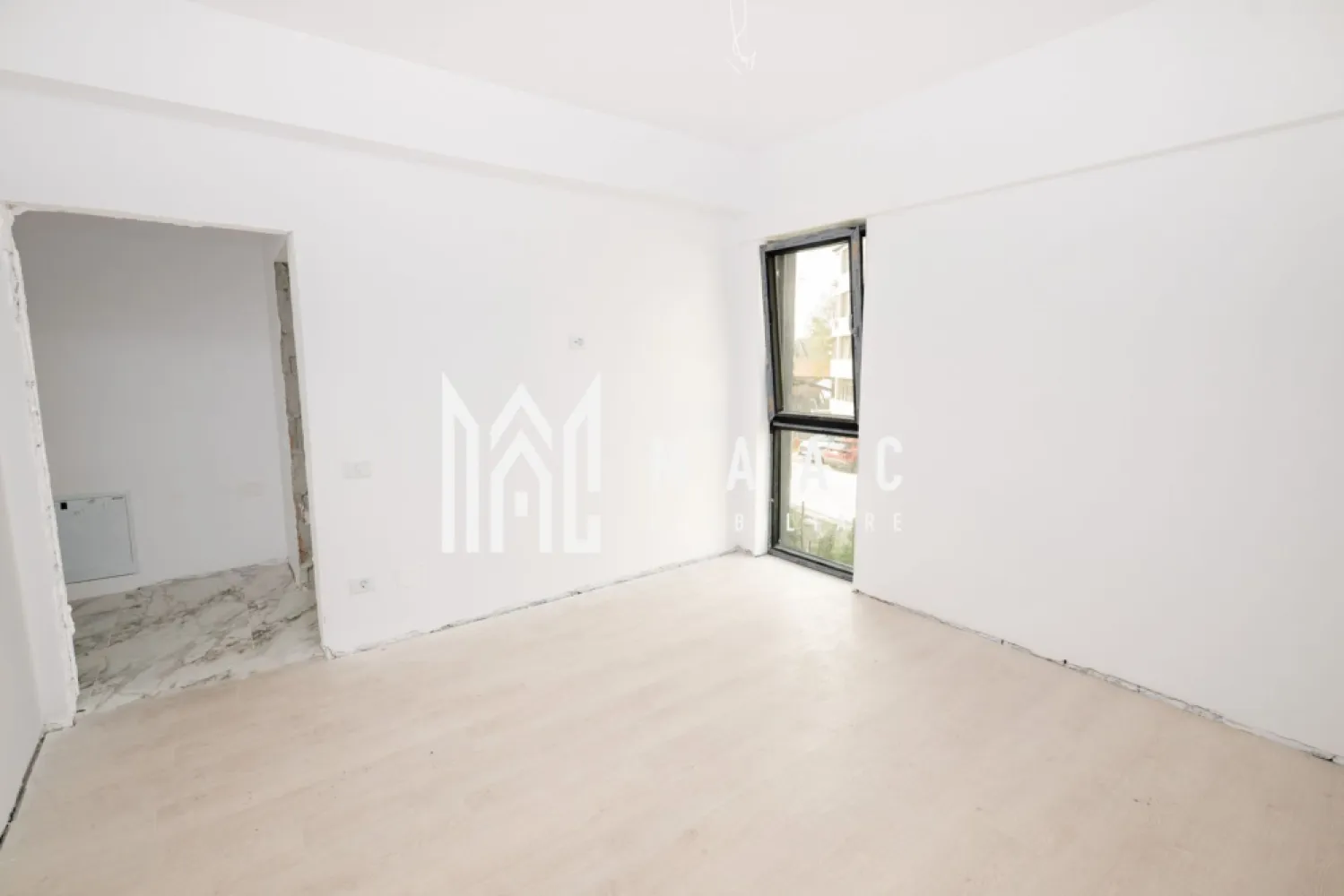 APARTAMENT 2 CAMERE| ETAJ 1| GARAJ INCLUS - Apartament 2 camere – Bloc nou 2025 – Ostroveni | Etaj 1 | Balcon generos

MAAC Imobiliare vă propune spre vânzare un apartament modern, situat la etajul 1 al unui imobil nou, finalizat în anul 2025, amplasat în zona Ostroveni.

Locuința este compartimentată eficient și oferă un confort sporit:

living luminos
dormitor
bucătărie închisă
baie
hol
balcon generos de 8 mp

Apartamentul se predă complet finisat, cu materiale de calitate și dotări incluse:

baie complet utilată
uși interioare montate
prize și întrerupătoare instalate
centrală termică proprie
aparat de aer condiționat
Se vinde împreună cu garaj, un avantaj important pentru confortul și siguranța dumneavoastră.

Imobilul este ideal atât pentru locuit, cât și pentru investiție, datorită poziționării într-o zonă liniștită și bine conectată la facilități.