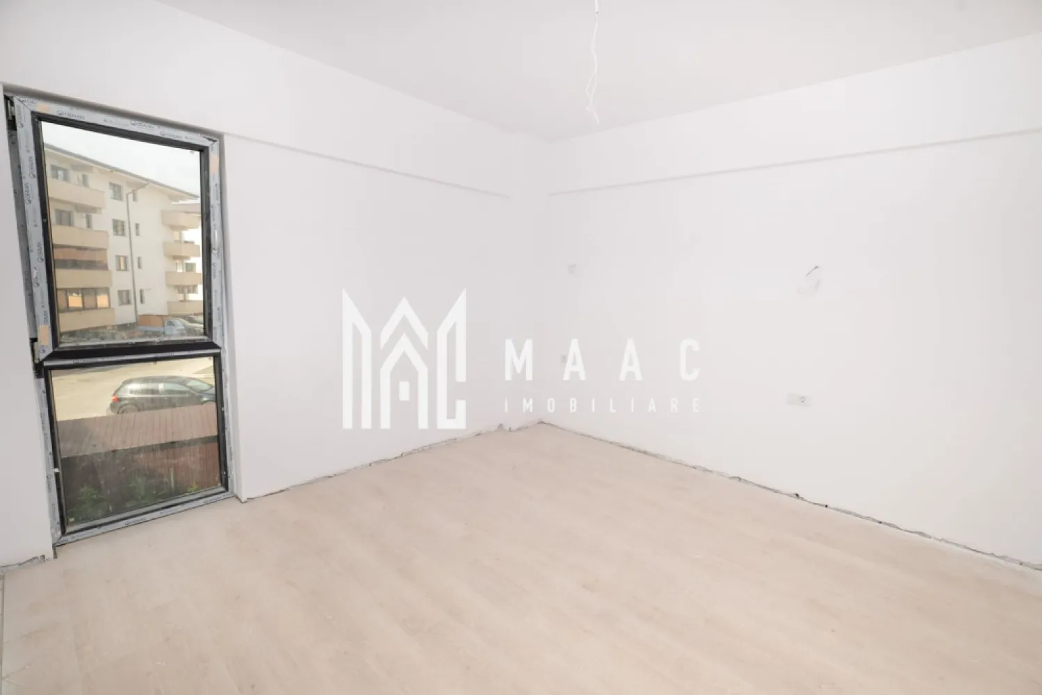 APARTAMENT 2 CAMERE| ETAJ 1| GARAJ INCLUS - Apartament 2 camere – Bloc nou 2025 – Ostroveni | Etaj 1 | Balcon generos

MAAC Imobiliare vă propune spre vânzare un apartament modern, situat la etajul 1 al unui imobil nou, finalizat în anul 2025, amplasat în zona Ostroveni.

Locuința este compartimentată eficient și oferă un confort sporit:

living luminos
dormitor
bucătărie închisă
baie
hol
balcon generos de 8 mp

Apartamentul se predă complet finisat, cu materiale de calitate și dotări incluse:

baie complet utilată
uși interioare montate
prize și întrerupătoare instalate
centrală termică proprie
aparat de aer condiționat
Se vinde împreună cu garaj, un avantaj important pentru confortul și siguranța dumneavoastră.

Imobilul este ideal atât pentru locuit, cât și pentru investiție, datorită poziționării într-o zonă liniștită și bine conectată la facilități.