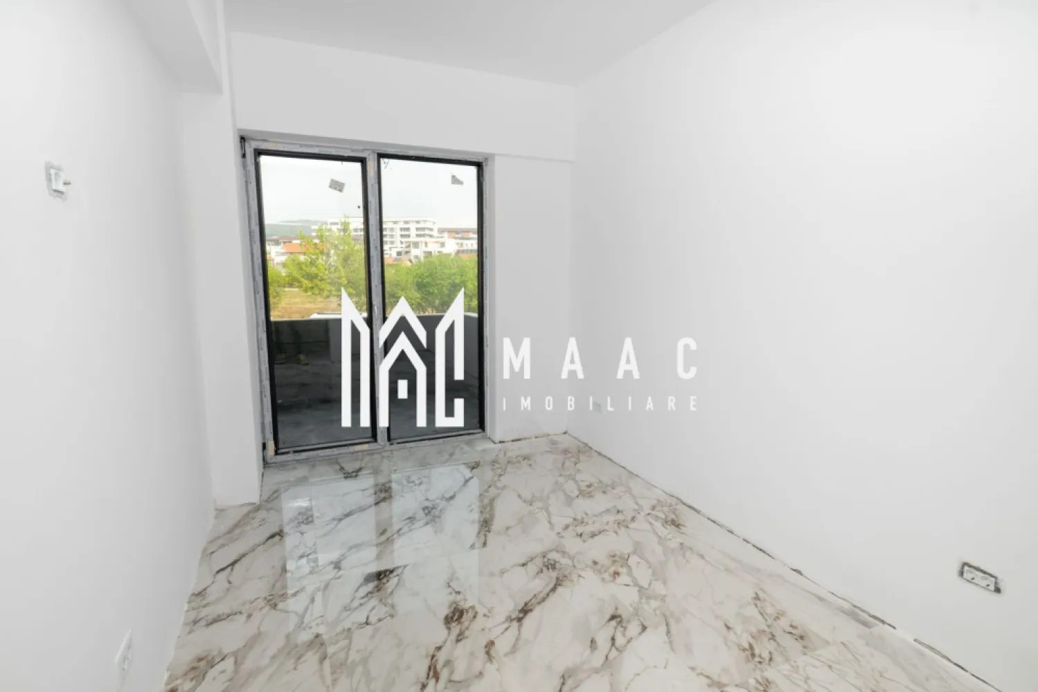 APARTAMENT 2 CAMERE| ETAJ 1| GARAJ INCLUS - Apartament 2 camere – Bloc nou 2025 – Ostroveni | Etaj 1 | Balcon generos

MAAC Imobiliare vă propune spre vânzare un apartament modern, situat la etajul 1 al unui imobil nou, finalizat în anul 2025, amplasat în zona Ostroveni.

Locuința este compartimentată eficient și oferă un confort sporit:

living luminos
dormitor
bucătărie închisă
baie
hol
balcon generos de 8 mp

Apartamentul se predă complet finisat, cu materiale de calitate și dotări incluse:

baie complet utilată
uși interioare montate
prize și întrerupătoare instalate
centrală termică proprie
aparat de aer condiționat
Se vinde împreună cu garaj, un avantaj important pentru confortul și siguranța dumneavoastră.

Imobilul este ideal atât pentru locuit, cât și pentru investiție, datorită poziționării într-o zonă liniștită și bine conectată la facilități.