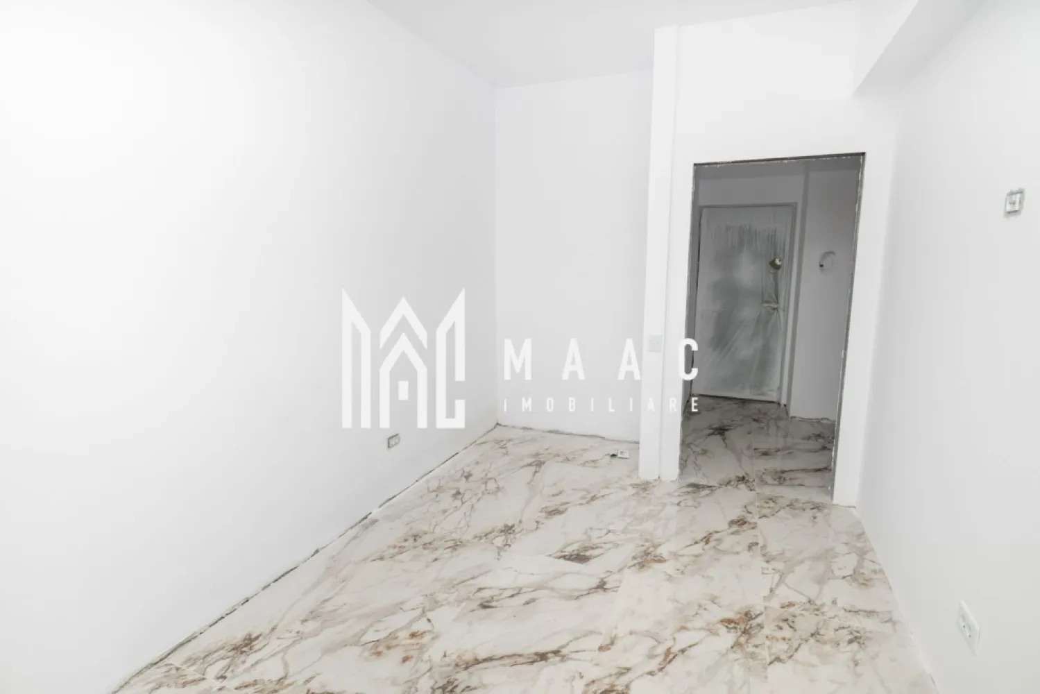 APARTAMENT 2 CAMERE| ETAJ 1| GARAJ INCLUS - Apartament 2 camere – Bloc nou 2025 – Ostroveni | Etaj 1 | Balcon generos

MAAC Imobiliare vă propune spre vânzare un apartament modern, situat la etajul 1 al unui imobil nou, finalizat în anul 2025, amplasat în zona Ostroveni.

Locuința este compartimentată eficient și oferă un confort sporit:

living luminos
dormitor
bucătărie închisă
baie
hol
balcon generos de 8 mp

Apartamentul se predă complet finisat, cu materiale de calitate și dotări incluse:

baie complet utilată
uși interioare montate
prize și întrerupătoare instalate
centrală termică proprie
aparat de aer condiționat
Se vinde împreună cu garaj, un avantaj important pentru confortul și siguranța dumneavoastră.

Imobilul este ideal atât pentru locuit, cât și pentru investiție, datorită poziționării într-o zonă liniștită și bine conectată la facilități.