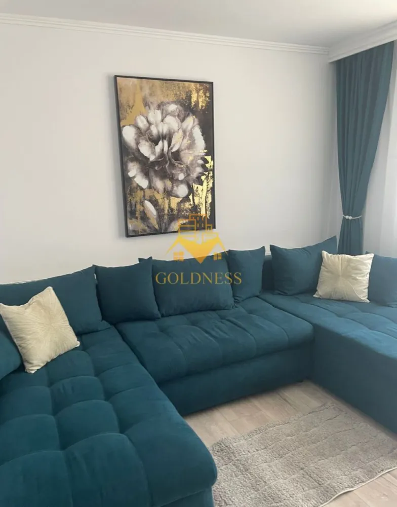 2 camere SemiCentral, UBB, Horea, Prima închiriere, Cetățuia, Crișan - GOLDNESS Imobiliare vă propune spre închiriere un apartament cu 2 camere complet mobilat și utilat, la etajul 3 într-un imobil de 3 etaje, SemiCentral.
Dispune de loc de parcare cu garaj exterior.
Se află în apropierea stațiilor de transport în comun, magazine, restaurante, spații verzi, farmacii, etc. 

Apartamentul este compartimentat astfel:
 - dormitor cu pat matrimonial, dressing, noptiere
 - living cu canapea extensibilă 
 - bucătărie complet utilată și mobilată, loc de servit masa 
 - baie cu cabina de dus, calorifer port prosop și dulap pentru depozitare.
 - balcon de 5 mp.

Imobilul este dotat cu toate cele necesare- centrală proprie, frigider, aragaz, hotă, mașină de spălat haine, etc. 

Dacă sunteți interesați de acest apartament și doriți să îl vizionați, dar și pentru alte oferte nu ezitați să ne contactați telefonic sau prin e-mail. Vă stăm la dispoziție!
Pentru intermediere se percepe un comision de 50% din prețul chiriei!