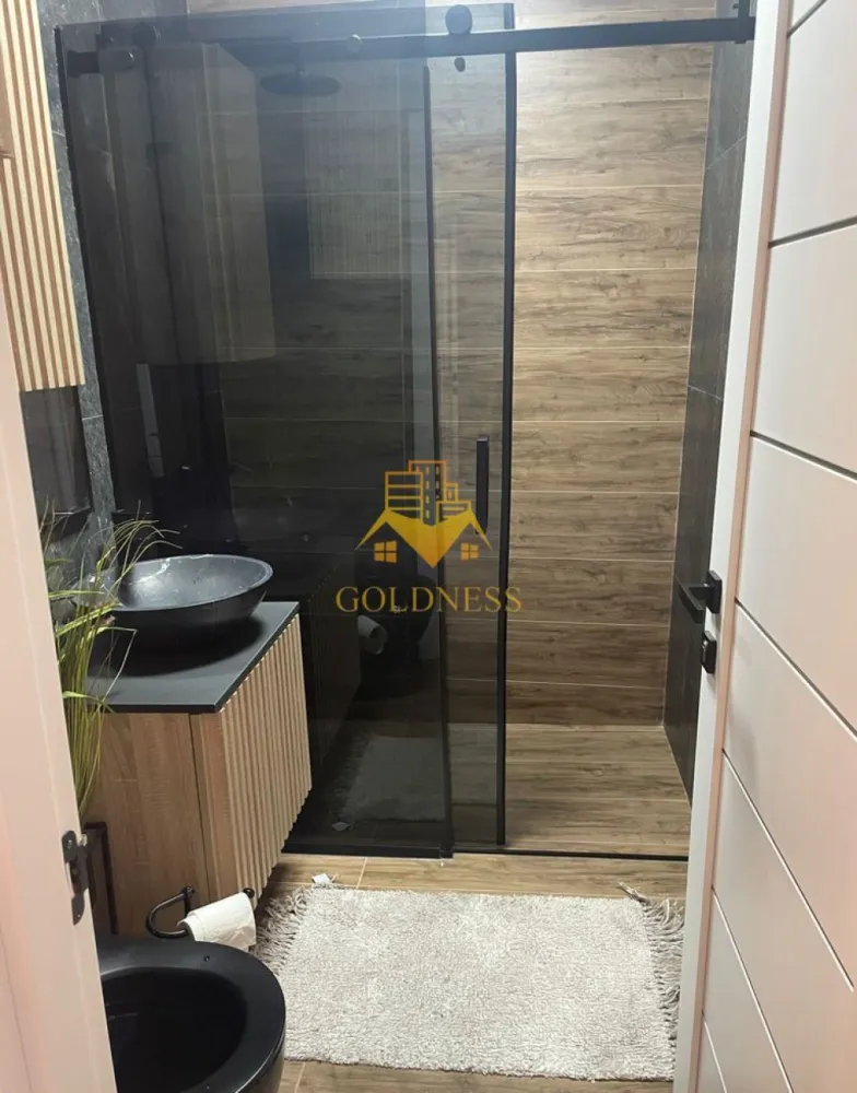 2 camere SemiCentral, UBB, Horea, Prima închiriere, Cetățuia, Crișan - GOLDNESS Imobiliare vă propune spre închiriere un apartament cu 2 camere complet mobilat și utilat, la etajul 3 într-un imobil de 3 etaje, SemiCentral.
Dispune de loc de parcare cu garaj exterior.
Se află în apropierea stațiilor de transport în comun, magazine, restaurante, spații verzi, farmacii, etc. 

Apartamentul este compartimentat astfel:
 - dormitor cu pat matrimonial, dressing, noptiere
 - living cu canapea extensibilă 
 - bucătărie complet utilată și mobilată, loc de servit masa 
 - baie cu cabina de dus, calorifer port prosop și dulap pentru depozitare.
 - balcon de 5 mp.

Imobilul este dotat cu toate cele necesare- centrală proprie, frigider, aragaz, hotă, mașină de spălat haine, etc. 

Dacă sunteți interesați de acest apartament și doriți să îl vizionați, dar și pentru alte oferte nu ezitați să ne contactați telefonic sau prin e-mail. Vă stăm la dispoziție!
Pentru intermediere se percepe un comision de 50% din prețul chiriei!
