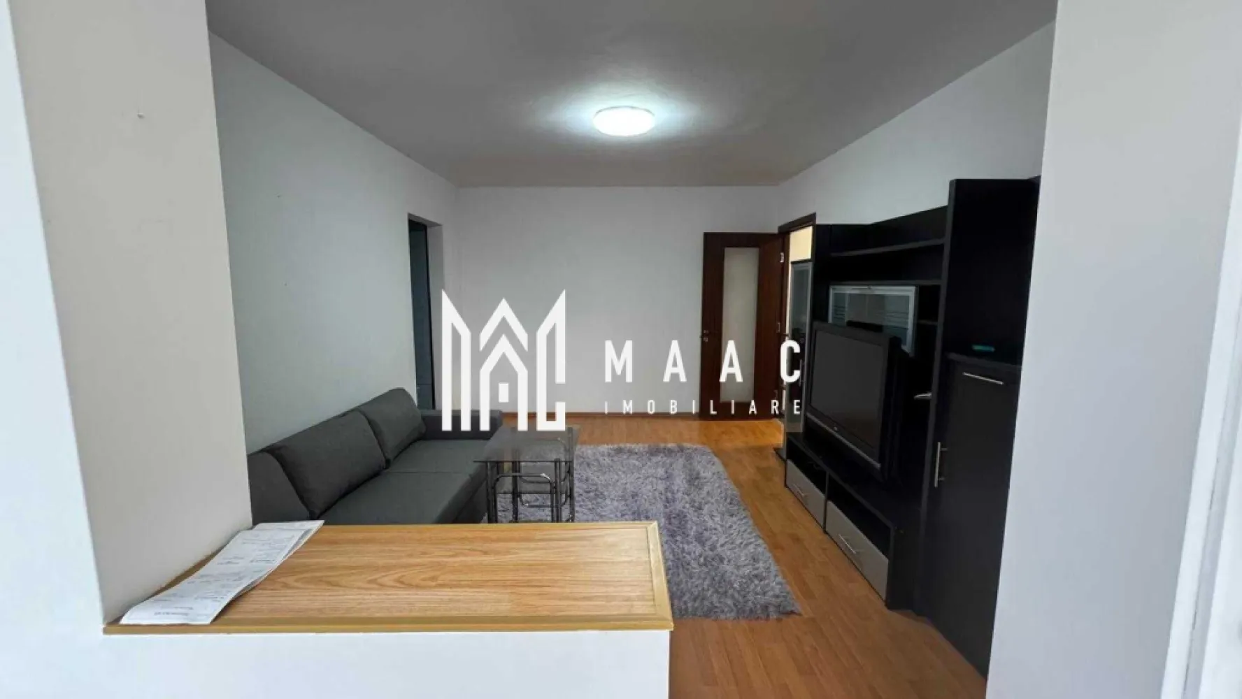 Apartament 3 camere | 50 MPU | Mihai Viteazu - MAAC Imobiliare vă propune spre închiriere un apartament cu 3 camere, semidecomandat, recent renovat, complet mobilat și utilat, ideal pentru o familie sau un cuplu care își dorește confort și acces rapid către principalele puncte de interes ale orașului. Locuința oferă un ambient plăcut, bine întreținut și funcțional, fiind pregătită pentru mutare imediată.

Proprietatea se evidențiază prin dotările complete, compartimentarea practică și poziționarea excelentă într-o zonă apreciată.

Compartimentare:
living spațios
2 dormitoare
bucătărie separată
baie
hol
balcon închis (termopan)

Dotări și avantaje:
apartament renovat recent
complet mobilat și utilat
centrală termică proprie
mașină de spălat
plită electrică și cuptor electric
combină frigorifică
TV
pivniță mare pentru depozitare
parcare publică generoasă lângă bloc
acces facil către școală, magazine, stație de autobuz și parc

Suprafață:
50 mp + balcon
Localizare:
Sibiu, zona Mihai Viteazu, în apropiere de Parcul Sub Arini și alte puncte de interes
Condiții de închiriere:
garanție: echivalentul unei chirii lunare
disponibilitate: imediată
nu se acceptă animale de companie

Pentru mai multe detalii sau pentru programarea unei vizionări, vă rugăm să ne contactați specificând: ID: CP3068444