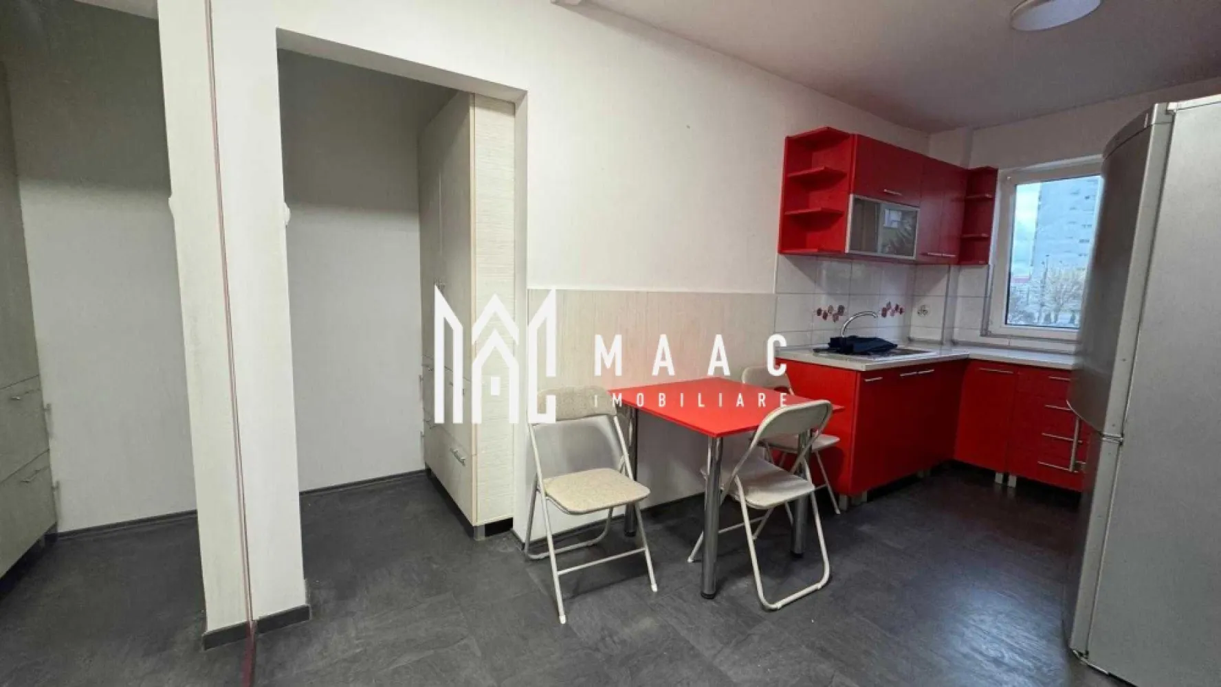 Apartament 3 camere | 50 MPU | Mihai Viteazu - MAAC Imobiliare vă propune spre închiriere un apartament cu 3 camere, semidecomandat, recent renovat, complet mobilat și utilat, ideal pentru o familie sau un cuplu care își dorește confort și acces rapid către principalele puncte de interes ale orașului. Locuința oferă un ambient plăcut, bine întreținut și funcțional, fiind pregătită pentru mutare imediată.

Proprietatea se evidențiază prin dotările complete, compartimentarea practică și poziționarea excelentă într-o zonă apreciată.

Compartimentare:
living spațios
2 dormitoare
bucătărie separată
baie
hol
balcon închis (termopan)

Dotări și avantaje:
apartament renovat recent
complet mobilat și utilat
centrală termică proprie
mașină de spălat
plită electrică și cuptor electric
combină frigorifică
TV
pivniță mare pentru depozitare
parcare publică generoasă lângă bloc
acces facil către școală, magazine, stație de autobuz și parc

Suprafață:
50 mp + balcon
Localizare:
Sibiu, zona Mihai Viteazu, în apropiere de Parcul Sub Arini și alte puncte de interes
Condiții de închiriere:
garanție: echivalentul unei chirii lunare
disponibilitate: imediată
nu se acceptă animale de companie

Pentru mai multe detalii sau pentru programarea unei vizionări, vă rugăm să ne contactați specificând: ID: CP3068444