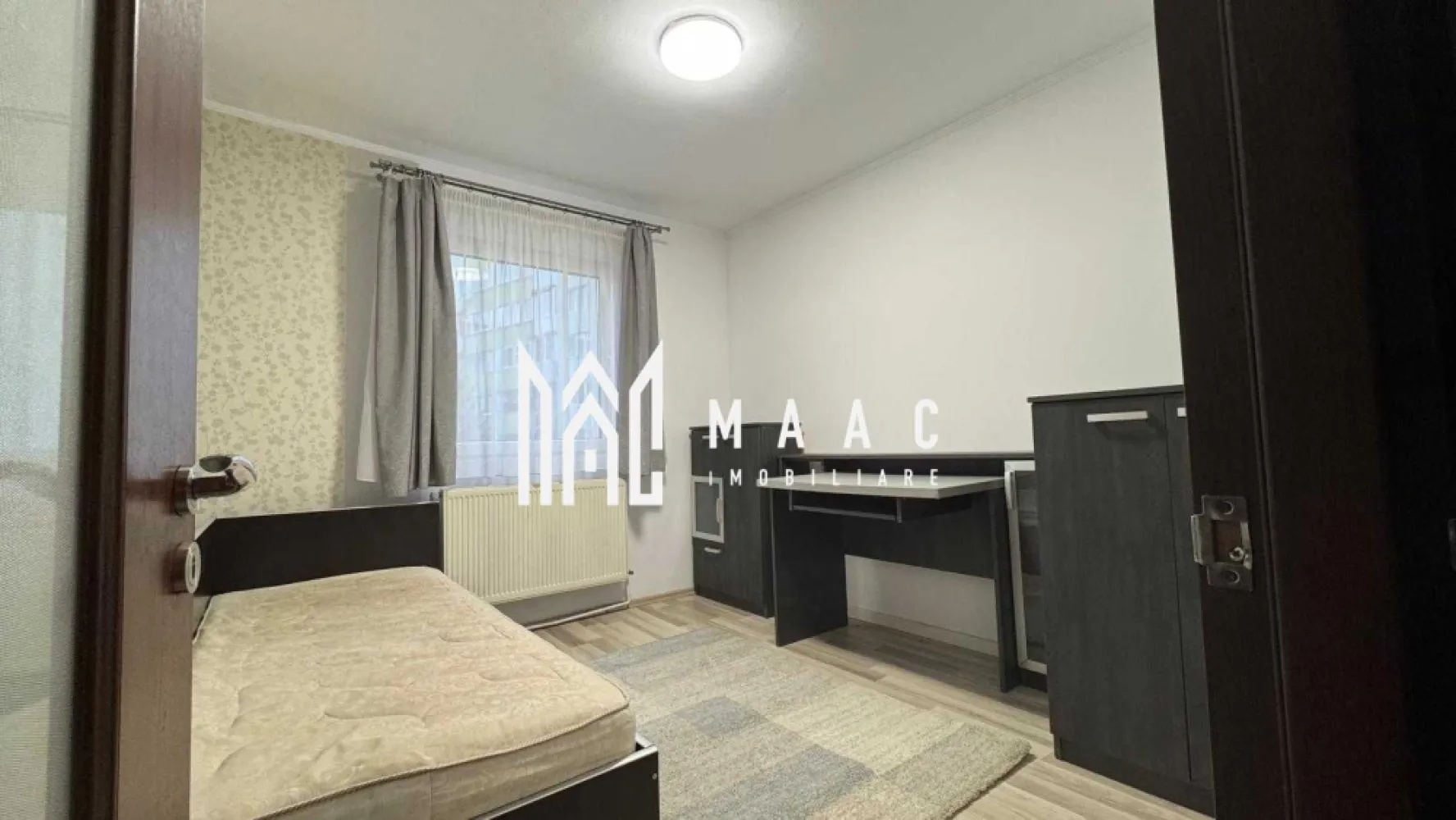 Apartament 3 camere | 50 MPU | Mihai Viteazu - MAAC Imobiliare vă propune spre închiriere un apartament cu 3 camere, semidecomandat, recent renovat, complet mobilat și utilat, ideal pentru o familie sau un cuplu care își dorește confort și acces rapid către principalele puncte de interes ale orașului. Locuința oferă un ambient plăcut, bine întreținut și funcțional, fiind pregătită pentru mutare imediată.

Proprietatea se evidențiază prin dotările complete, compartimentarea practică și poziționarea excelentă într-o zonă apreciată.

Compartimentare:
living spațios
2 dormitoare
bucătărie separată
baie
hol
balcon închis (termopan)

Dotări și avantaje:
apartament renovat recent
complet mobilat și utilat
centrală termică proprie
mașină de spălat
plită electrică și cuptor electric
combină frigorifică
TV
pivniță mare pentru depozitare
parcare publică generoasă lângă bloc
acces facil către școală, magazine, stație de autobuz și parc

Suprafață:
50 mp + balcon
Localizare:
Sibiu, zona Mihai Viteazu, în apropiere de Parcul Sub Arini și alte puncte de interes
Condiții de închiriere:
garanție: echivalentul unei chirii lunare
disponibilitate: imediată
nu se acceptă animale de companie

Pentru mai multe detalii sau pentru programarea unei vizionări, vă rugăm să ne contactați specificând: ID: CP3068444