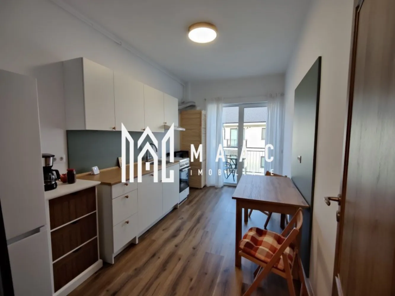 Garsoniera | 37 MPU | Balcon | Selimbar - MAAC Imobiliare vă propune spre închiriere un apartament modern, aflat la prima închiriere, complet pregătit pentru a oferi confort și funcționalitate într-un cadru liniștit. Ideal pentru o persoană sau un cuplu care își dorește un spațiu eficient compartimentat și bine întreținut.
Proprietatea se remarcă prin starea impecabilă, finisajele moderne și atmosfera primitoare, fiind o alegere excelentă pentru locuire pe termen lung.

Compartimentare:
living/dormitor luminos
bucătărie separată
baie
hol
balcon

Dotări și avantaje:
apartament la prima închiriere
complet mobilat și utilat
loc de parcare inclus
boxă pentru depozitare
lift în imobil
parc de joacă în apropierea blocului
compartimentare practică și eficientă
Suprafață:
37,5 mp + balcon

Localizare:
Șelimbăr, zona Triaj cu acces facil către punctele de interes din oraș

Condiții de închiriere:
garanție: echivalentul unei chirii lunare
disponibilitate: imediată
nu se acceptă animale de companie

Pentru mai multe detalii sau pentru programarea unei vizionări, vă rugăm să ne contactați specificand: ID: CP3068228
