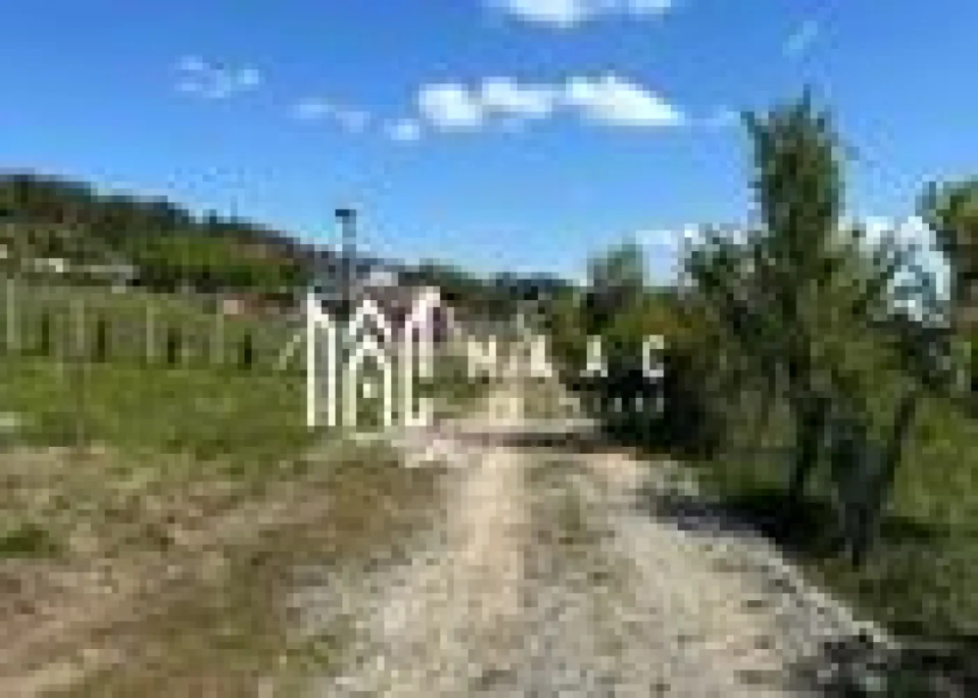 Teren | Intravilan | 600 MP | Tocile - MAAC Imobiliare vă propune spre vânzare un teren intravilan în suprafață de 600 mp, situat în Tocile, Sadu – o zonă apreciată pentru liniște, natură și peisaje deosebite. Ideal atât pentru construirea unei case de familie, cât și pentru o casă de vacanță, departe de agitația orașului.

Proprietatea oferă un cadru natural plăcut și o poziționare avantajoasă, fiind amplasată între case deja construite, într-o comunitate în dezvoltare.

Caracteristici teren:
suprafață: 600 mp
destinație: locuință individuală / casă de vacanță
deschidere bună și poziționare facilă
acces rapid din drumul județean Cisnădie–Sadu

Utilități și facilități:
apă: la limita terenului
curent electric și canalizare: la aproximativ 130 m
deține ATR (aviz tehnic de racordare) pentru curent trifazic
proiect tehnic complet pentru locuință unifamilială (cu toate avizele incluse)

Avantaje:
vedere panoramică deosebită
la doar 50 m de liziera pădurii
zonă liniștită, ideală pentru relaxare
potrivit pentru locuire permanentă sau casă de vacanță
vecinătăți deja dezvoltate

Localizare:
zonă Tocile – Sadu
acces facil către Cisnădie și Sibiu
cadru natural, perfect pentru iubitorii de aer curat și liniște

Pentru mai multe informații sau pentru programarea unei vizionări, vă rugăm să ne contactați specificand: ID: CP3066404