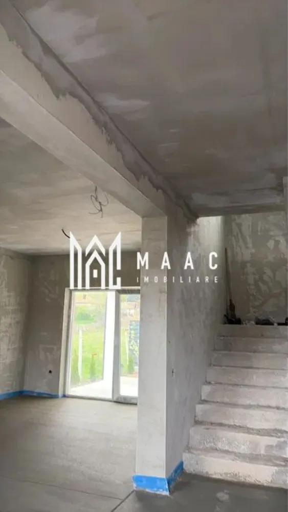 Casa individuala 4 Camere | Teren 350 MP | Terasa | Bungard - MAAC Imobiliare vă prezintă spre vânzare o casă unifamilială, situată la doar 7 km de centrul Sibiu, în localitatea Bungard, pe stradă asfaltată.

Caracteristici:
Construcție începută în 2025, cu termen de predare iunie 2026
Predare la stadiul de cheie la exterior și gri avansat la interior, oferind libertatea amenajării după propriul gust
Suprafață utilă: 186 mp
Suprafață teren total: 350 mp
Amprenta: 120 mp
Curte amenajată cu dale și spațiu verde
2 locuri de parcare în curte

Compartimentare:
Parter
Hol de acces
Living spațios
Bucătărie
Baie
Cameră tehnică sau spațiu de depozitare
Casa scării
Terasă acoperită generoasă de 40 mp

Etaj
Hol
3 dormitoare, dintre care dormitorul matrimonial beneficiază de baie proprie și dressing
Baie
Balcon

Dotări și calitate construcție:
Izolație exterioară cu polistiren de 15 cm
Încălzire în pardoseală atât la parter, cât și la etaj
Centrală termică Ariston de 30 kW
Tâmplărie PVC Salamander cu 3 foi de sticlă, pentru un confort termic și fonic ridicat
Construcție realizată cu materiale de calitate superioară

Utilități:
Gaz
Curent electric
Apă
Canalizare

Avantaje:
Locație liniștită, la doar câteva minute de oraș
Ideală pentru o familie care își dorește confort, spațiu și intimitate.

Pentru mai multe detalii specificati telefonic ca ati vazut anuntul cu ID: CP3063775