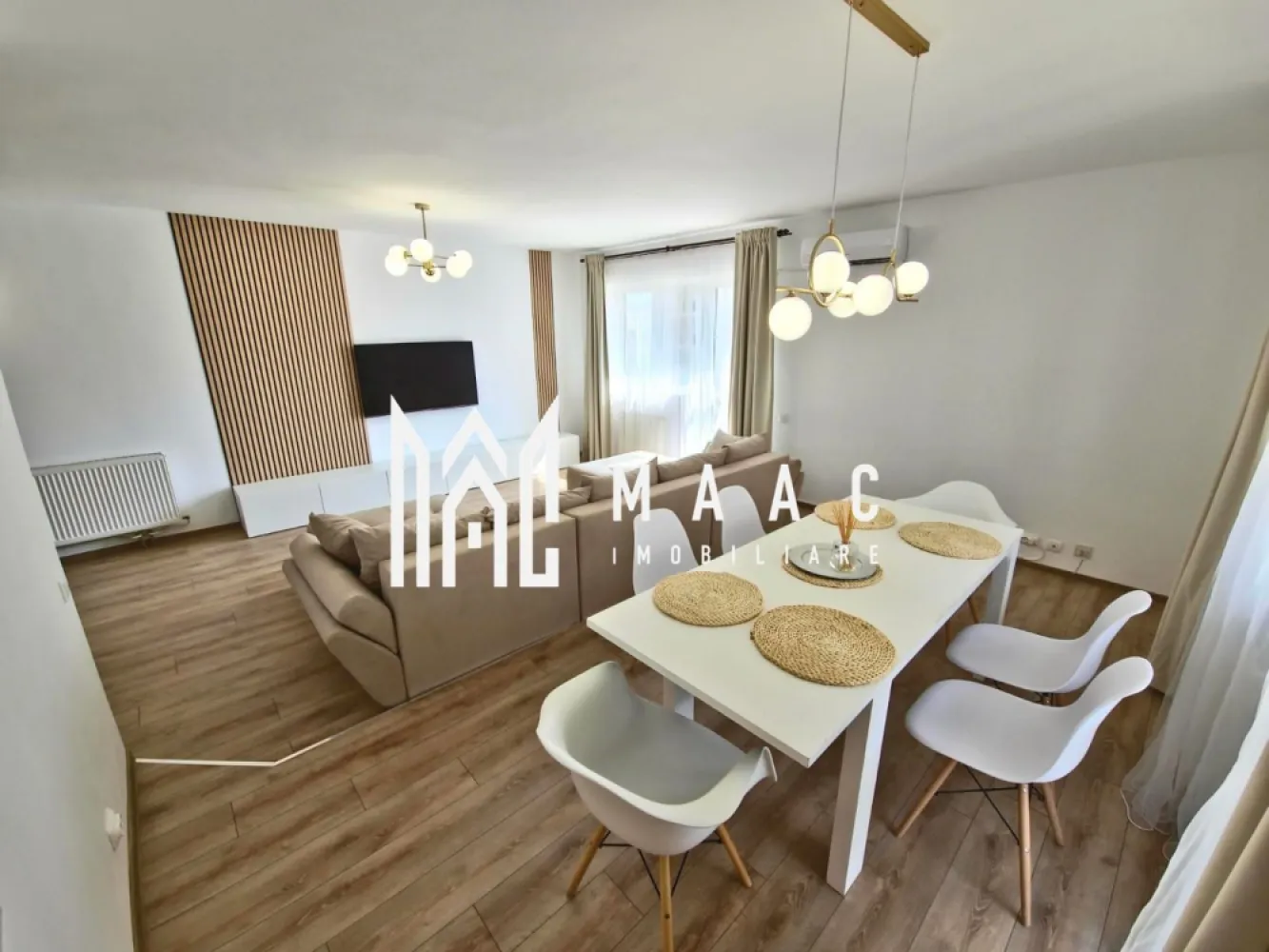 Apartament 3 camere | 93 MPU | 2 Bai | Modern | Hipodrom - MAAC Imobiliare vă propune spre vânzare un apartament cu 3 camere, recent renovat, situat în cartierul Hipodrom III din Sibiu, într-un complex rezidențial nou, la etajul 2 din 11.

Caracteristici:
Suprafață utilă: 93 mp
Suprafață totală: 125 mp, incluzând 3 terase 
Etaj: 2 din 11
Apartament complet renovat în iunie 2025

Compartimentare:
2 dormitoare
Living spațios
Bucătărie închisă cu uși de sticlă
Spațiu tehnic sau de depozitare adiacent bucătăriei
2 băi, una cu cadă și una cu duș
3 terase cu acces din fiecare cameră

Dotări și finisaje:
Mobilat și utilat complet
Centrală termică proprie
Aer condiționat
Televizor LED
Electrocasnice incluse: mașină de spălat rufe, mașină de spălat vase, cuptor încorporabil
Imobil dotat cu două lifturi
Loc de parcare inclus în complex, cu acces securizat.

Avantaje:
Orientare excelentă pe mai multe puncte cardinale, asigurând lumină naturală pe tot parcursul zilei
Prima utilizare după renovare
Terase ideale pentru relaxare
Compartimentare eficientă și spațioasă
Ideal atât pentru locuință proprie, cât și pentru investiție

Avantaje locație:
Cartier bine dezvoltat, cu acces rapid către magazine, școli, mijloace de transport și zone verzi.

Pentru mai multe detalii specificati telefonic ca ati vazut anuntul cu ID: CP3063724