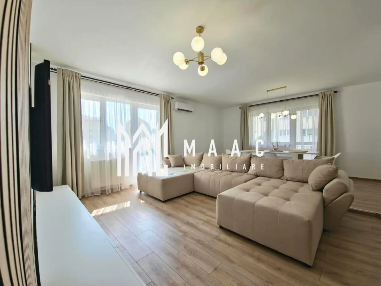 Apartament 3 camere | 93 MPU | 2 Bai | Modern | Hipodrom - MAAC Imobiliare vă propune spre vânzare un apartament cu 3 camere, recent renovat, situat în cartierul Hipodrom III din Sibiu, într-un complex rezidențial nou, la etajul 2 din 11.

Caracteristici:
Suprafață utilă: 93 mp
Suprafață totală: 125 mp, incluzând 3 terase 
Etaj: 2 din 11
Apartament complet renovat în iunie 2025

Compartimentare:
2 dormitoare
Living spațios
Bucătărie închisă cu uși de sticlă
Spațiu tehnic sau de depozitare adiacent bucătăriei
2 băi, una cu cadă și una cu duș
3 terase cu acces din fiecare cameră

Dotări și finisaje:
Mobilat și utilat complet
Centrală termică proprie
Aer condiționat
Televizor LED
Electrocasnice incluse: mașină de spălat rufe, mașină de spălat vase, cuptor încorporabil
Imobil dotat cu două lifturi
Loc de parcare inclus în complex, cu acces securizat.

Avantaje:
Orientare excelentă pe mai multe puncte cardinale, asigurând lumină naturală pe tot parcursul zilei
Prima utilizare după renovare
Terase ideale pentru relaxare
Compartimentare eficientă și spațioasă
Ideal atât pentru locuință proprie, cât și pentru investiție

Avantaje locație:
Cartier bine dezvoltat, cu acces rapid către magazine, școli, mijloace de transport și zone verzi.

Pentru mai multe detalii specificati telefonic ca ati vazut anuntul cu ID: CP3063724