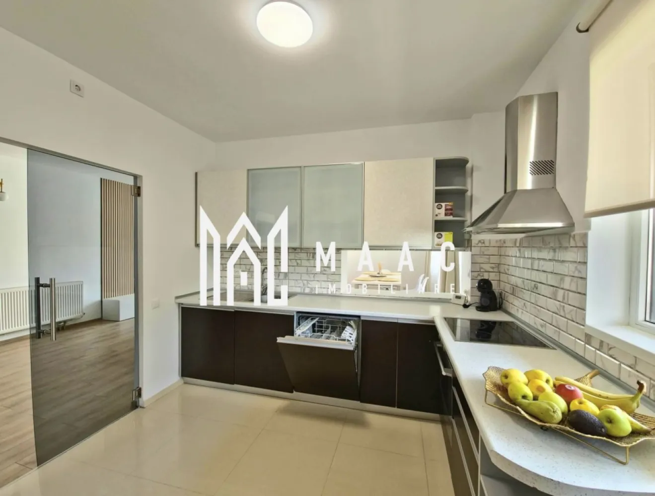 Apartament 3 camere | 93 MPU | 2 Bai | Modern | Hipodrom - MAAC Imobiliare vă propune spre vânzare un apartament cu 3 camere, recent renovat, situat în cartierul Hipodrom III din Sibiu, într-un complex rezidențial nou, la etajul 2 din 11.

Caracteristici:
Suprafață utilă: 93 mp
Suprafață totală: 125 mp, incluzând 3 terase 
Etaj: 2 din 11
Apartament complet renovat în iunie 2025

Compartimentare:
2 dormitoare
Living spațios
Bucătărie închisă cu uși de sticlă
Spațiu tehnic sau de depozitare adiacent bucătăriei
2 băi, una cu cadă și una cu duș
3 terase cu acces din fiecare cameră

Dotări și finisaje:
Mobilat și utilat complet
Centrală termică proprie
Aer condiționat
Televizor LED
Electrocasnice incluse: mașină de spălat rufe, mașină de spălat vase, cuptor încorporabil
Imobil dotat cu două lifturi
Loc de parcare inclus în complex, cu acces securizat.

Avantaje:
Orientare excelentă pe mai multe puncte cardinale, asigurând lumină naturală pe tot parcursul zilei
Prima utilizare după renovare
Terase ideale pentru relaxare
Compartimentare eficientă și spațioasă
Ideal atât pentru locuință proprie, cât și pentru investiție

Avantaje locație:
Cartier bine dezvoltat, cu acces rapid către magazine, școli, mijloace de transport și zone verzi.

Pentru mai multe detalii specificati telefonic ca ati vazut anuntul cu ID: CP3063724