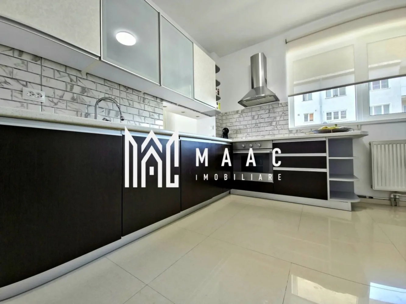 Apartament 3 camere | 93 MPU | 2 Bai | Modern | Hipodrom - MAAC Imobiliare vă propune spre vânzare un apartament cu 3 camere, recent renovat, situat în cartierul Hipodrom III din Sibiu, într-un complex rezidențial nou, la etajul 2 din 11.

Caracteristici:
Suprafață utilă: 93 mp
Suprafață totală: 125 mp, incluzând 3 terase 
Etaj: 2 din 11
Apartament complet renovat în iunie 2025

Compartimentare:
2 dormitoare
Living spațios
Bucătărie închisă cu uși de sticlă
Spațiu tehnic sau de depozitare adiacent bucătăriei
2 băi, una cu cadă și una cu duș
3 terase cu acces din fiecare cameră

Dotări și finisaje:
Mobilat și utilat complet
Centrală termică proprie
Aer condiționat
Televizor LED
Electrocasnice incluse: mașină de spălat rufe, mașină de spălat vase, cuptor încorporabil
Imobil dotat cu două lifturi
Loc de parcare inclus în complex, cu acces securizat.

Avantaje:
Orientare excelentă pe mai multe puncte cardinale, asigurând lumină naturală pe tot parcursul zilei
Prima utilizare după renovare
Terase ideale pentru relaxare
Compartimentare eficientă și spațioasă
Ideal atât pentru locuință proprie, cât și pentru investiție

Avantaje locație:
Cartier bine dezvoltat, cu acces rapid către magazine, școli, mijloace de transport și zone verzi.

Pentru mai multe detalii specificati telefonic ca ati vazut anuntul cu ID: CP3063724
