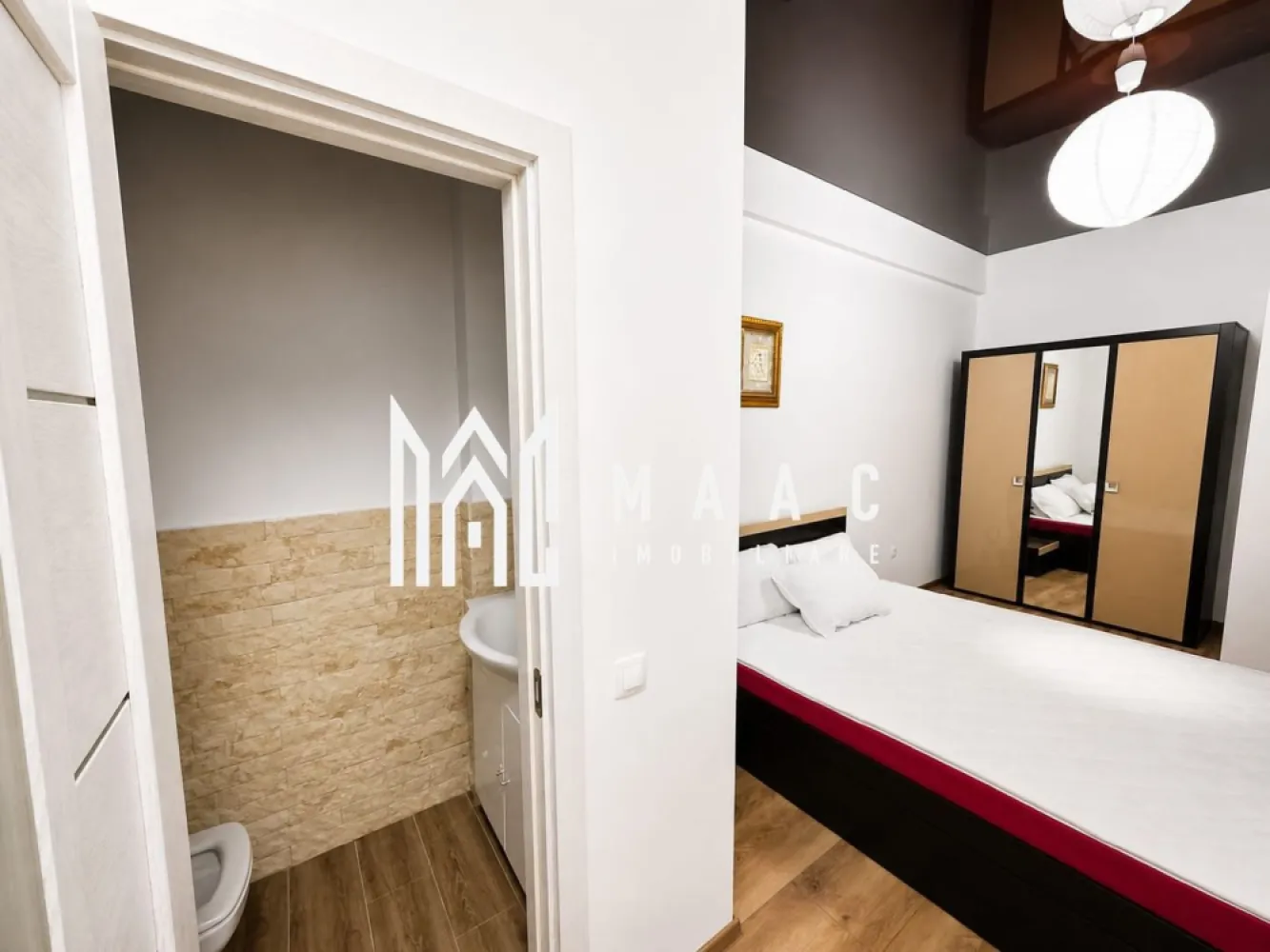 Apartament 3 camere | 70MPU | Doamna Stanca - MAAC Imobiliare vă propune spre închiriere un apartament modern cu 3 camere, complet mobilat și utilat, situat în Șelimbăr, în zona Dedeman. Ideal pentru o familie sau un cuplu care își dorește confort și spațiu generos.

Proprietatea, construită în anul 2018, se află la etajul 2 și se remarcă prin compartimentarea decomandată, curățenie și întreținere impecabilă, oferind un ambient plăcut și primitor.

Compartimentare:

living spațios și luminos
2 dormitoare
bucătărie complet utilată
2 băi
hol

Dotări și avantaje:

complet mobilat și utilat
loc de parcare inclus
apartament călduros și bine izolat
suprafață utilă de 70 mp
compartimentare practică și eficientă

Localizare:

zonă liniștită, cu acces facil către punctele de interes din oraș
în apropiere de magazine și centre comerciale

Condiții de închiriere:

preț: 500€/lună
garanție: echivalentul unei chirii lunare
disponibilitate: imediată

Pentru mai multe detalii sau pentru programarea unei vizionări, vă rugăm să ne contactați: ID CP3062968