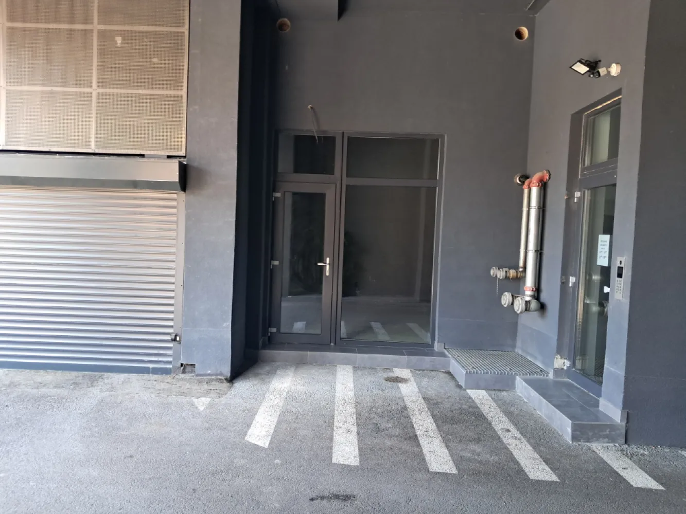 Depozit in curte interioara 26,4 mp + parcare, 60 KW, Fabricii Marasti - Persoană fizică închiriază DEPOZIT 26,4 Metri + LOC DE PARCARE INCLUS, 60 KW PUTERE, PARTER BLOC NOU, CURTE INTERIOARĂ, STR. FABRICII, CLUJ-NAPOCA&nbsp;Str. Fabricii nr. 57 A-59, parter bloc nou. Acces direct din curte interioară liniștită și sigură. Ușor accesibilă cu mașina sau transportul public. LOC DE PARCARE PROPRIU INCLUS ÎN PREȚ.&nbsp;Suprafață și compartimentare:Total util: 26,4 metri (înscris în Carte Funciara)Spațiu principal depozitare (open-space): 22,6Grup sanitar : 3,8Chicinetă: — (opțional, se poate amenaja la cerere sau folosi spațiul integral pentru depozitare)Înălțime liberă: 4,5 m (ideal pentru rafturi înalte, stocare pe verticală .&nbsp;&nbsp;Dotări tehnice (avantaj major pentru depozitare și activități logistice):Putere instalată 60 kW – potrivit pentru echipamente, utilaje ușoare sau sisteme logistice&nbsp;&nbsp;Ideal pentru:&nbsp;Depozit marfă / stocuriVânzare onlineLogistică mică și distribuțieArhivă documenteDepozitare echipamente / materiale&nbsp;Centrală termică proprie cu încălzire în pardoseală (protecție bună pentru marfă sensibilă)Contoare individuale la electricitate, apă și gaz – plătești exact ce consumiPosibilitate montare sistem de rafturi industriale, organizare logistică sau acces securizat.Acces facil pentru aprovizionare din curte interioară.Stadiu actual: NEFINISAT (spațiu brut)Se poate configura complet în funcție de nevoile de depozitare (rafturi, zonare, iluminat, securizare etc.)&nbsp;Activități potrivite:&nbsp;Depozitare și logisticăComerț online (cu punct de ridicare)Mică distribuțieSpațiu stocare echipamenteActivități comerciale fără trafic intensPreț chirie: 350 EURO / lună (fără TVA)Ușor negociabil în funcție de durata contractului și investițiile chiriașului.Posibilitate perioadă gratuită pentru amenajare la contract pe termen lung (minim 2–3 ani).