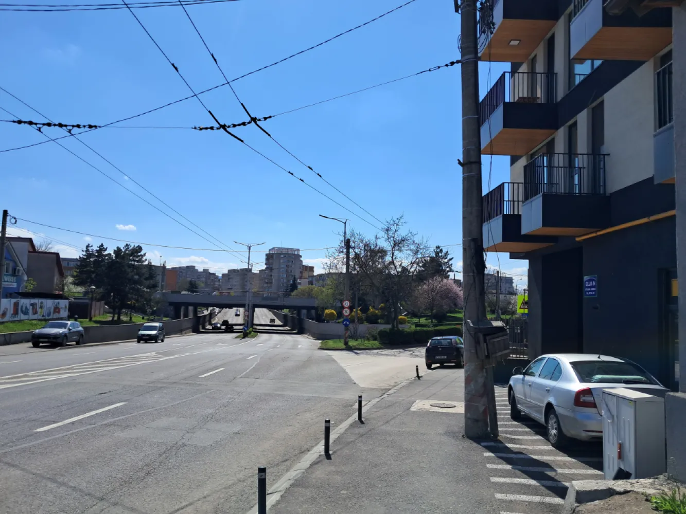 Depozit in curte interioara 26,4 mp + parcare, 60 KW, Fabricii Marasti - Persoană fizică închiriază DEPOZIT 26,4 Metri + LOC DE PARCARE INCLUS, 60 KW PUTERE, PARTER BLOC NOU, CURTE INTERIOARĂ, STR. FABRICII, CLUJ-NAPOCA&nbsp;Str. Fabricii nr. 57 A-59, parter bloc nou. Acces direct din curte interioară liniștită și sigură. Ușor accesibilă cu mașina sau transportul public. LOC DE PARCARE PROPRIU INCLUS ÎN PREȚ.&nbsp;Suprafață și compartimentare:Total util: 26,4 metri (înscris în Carte Funciara)Spațiu principal depozitare (open-space): 22,6Grup sanitar : 3,8Chicinetă: — (opțional, se poate amenaja la cerere sau folosi spațiul integral pentru depozitare)Înălțime liberă: 4,5 m (ideal pentru rafturi înalte, stocare pe verticală .&nbsp;&nbsp;Dotări tehnice (avantaj major pentru depozitare și activități logistice):Putere instalată 60 kW – potrivit pentru echipamente, utilaje ușoare sau sisteme logistice&nbsp;&nbsp;Ideal pentru:&nbsp;Depozit marfă / stocuriVânzare onlineLogistică mică și distribuțieArhivă documenteDepozitare echipamente / materiale&nbsp;Centrală termică proprie cu încălzire în pardoseală (protecție bună pentru marfă sensibilă)Contoare individuale la electricitate, apă și gaz – plătești exact ce consumiPosibilitate montare sistem de rafturi industriale, organizare logistică sau acces securizat.Acces facil pentru aprovizionare din curte interioară.Stadiu actual: NEFINISAT (spațiu brut)Se poate configura complet în funcție de nevoile de depozitare (rafturi, zonare, iluminat, securizare etc.)&nbsp;Activități potrivite:&nbsp;Depozitare și logisticăComerț online (cu punct de ridicare)Mică distribuțieSpațiu stocare echipamenteActivități comerciale fără trafic intensPreț chirie: 350 EURO / lună (fără TVA)Ușor negociabil în funcție de durata contractului și investițiile chiriașului.Posibilitate perioadă gratuită pentru amenajare la contract pe termen lung (minim 2–3 ani).