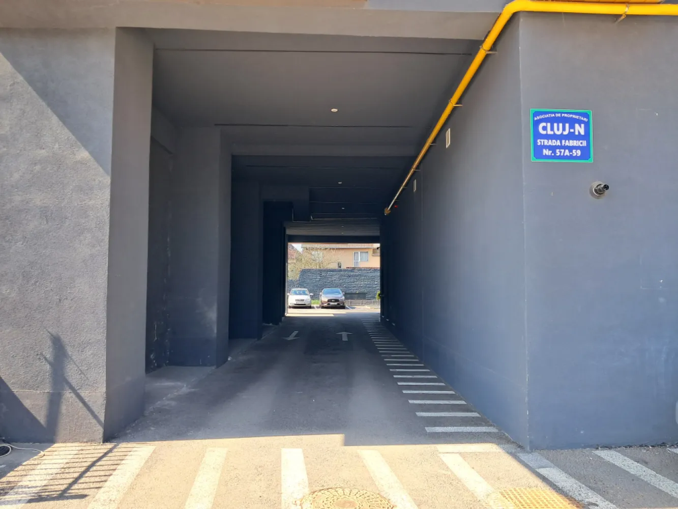 Depozit in curte interioara 26,4 mp + parcare, 60 KW, Fabricii Marasti - Persoană fizică închiriază DEPOZIT 26,4 Metri + LOC DE PARCARE INCLUS, 60 KW PUTERE, PARTER BLOC NOU, CURTE INTERIOARĂ, STR. FABRICII, CLUJ-NAPOCA&nbsp;Str. Fabricii nr. 57 A-59, parter bloc nou. Acces direct din curte interioară liniștită și sigură. Ușor accesibilă cu mașina sau transportul public. LOC DE PARCARE PROPRIU INCLUS ÎN PREȚ.&nbsp;Suprafață și compartimentare:Total util: 26,4 metri (înscris în Carte Funciara)Spațiu principal depozitare (open-space): 22,6Grup sanitar : 3,8Chicinetă: — (opțional, se poate amenaja la cerere sau folosi spațiul integral pentru depozitare)Înălțime liberă: 4,5 m (ideal pentru rafturi înalte, stocare pe verticală .&nbsp;&nbsp;Dotări tehnice (avantaj major pentru depozitare și activități logistice):Putere instalată 60 kW – potrivit pentru echipamente, utilaje ușoare sau sisteme logistice&nbsp;&nbsp;Ideal pentru:&nbsp;Depozit marfă / stocuriVânzare onlineLogistică mică și distribuțieArhivă documenteDepozitare echipamente / materiale&nbsp;Centrală termică proprie cu încălzire în pardoseală (protecție bună pentru marfă sensibilă)Contoare individuale la electricitate, apă și gaz – plătești exact ce consumiPosibilitate montare sistem de rafturi industriale, organizare logistică sau acces securizat.Acces facil pentru aprovizionare din curte interioară.Stadiu actual: NEFINISAT (spațiu brut)Se poate configura complet în funcție de nevoile de depozitare (rafturi, zonare, iluminat, securizare etc.)&nbsp;Activități potrivite:&nbsp;Depozitare și logisticăComerț online (cu punct de ridicare)Mică distribuțieSpațiu stocare echipamenteActivități comerciale fără trafic intensPreț chirie: 350 EURO / lună (fără TVA)Ușor negociabil în funcție de durata contractului și investițiile chiriașului.Posibilitate perioadă gratuită pentru amenajare la contract pe termen lung (minim 2–3 ani).