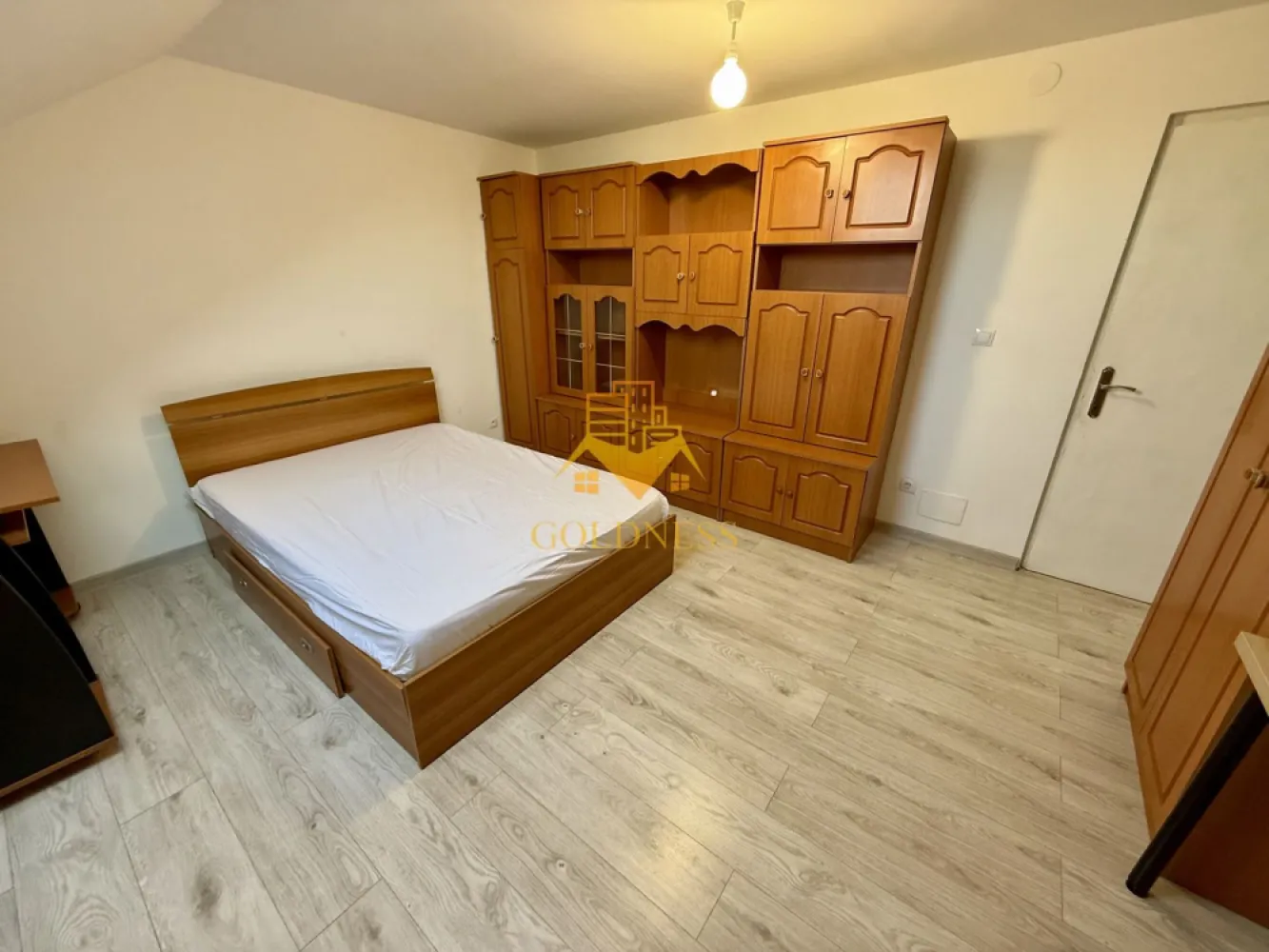 2 camere decomandate, parcare, Manastur, USAMV, Kaufland, BIG - GOLDNESS Imobiliare vă propune spre închiriere un apartament cu 2 camere complet mobilat și utilat, la etajul 3 într-un imobil de 3 etaje, în Cartierul Manastur .
Dispune de loc de parcare!
Se află în apropierea stațiilor de transport în comun, magazine, restaurante, spații verzi, farmacii, etc. 

Apartamentul este compartimentat astfel:
 - dormitor cu pat matrimonial, dulap, birou
 - dormitor cu pat matrimonial, birou, dulap
 - bucatarie open space complet utilată și mobilată, loc de servit masa 
 - baie cu cada, calorifer port prosop și dulap pentru depozitare.

Imobilul este dotat cu toate cele necesare- centrală proprie, frigider, aragaz, hotă, mașină de spălat haine, etc. 

Dacă sunteți interesați de acest apartament și doriți să îl vizionați, dar și pentru alte oferte nu ezitați să ne contactați telefonic sau prin e-mail. Vă stăm la dispoziție!
Pentru intermediere se percepe un comision de 50% din prețul chiriei!