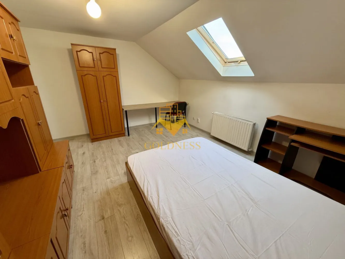 2 camere decomandate, parcare, Manastur, USAMV, Kaufland, BIG - GOLDNESS Imobiliare vă propune spre închiriere un apartament cu 2 camere complet mobilat și utilat, la etajul 3 într-un imobil de 3 etaje, în Cartierul Manastur .
Dispune de loc de parcare!
Se află în apropierea stațiilor de transport în comun, magazine, restaurante, spații verzi, farmacii, etc. 

Apartamentul este compartimentat astfel:
 - dormitor cu pat matrimonial, dulap, birou
 - dormitor cu pat matrimonial, birou, dulap
 - bucatarie open space complet utilată și mobilată, loc de servit masa 
 - baie cu cada, calorifer port prosop și dulap pentru depozitare.

Imobilul este dotat cu toate cele necesare- centrală proprie, frigider, aragaz, hotă, mașină de spălat haine, etc. 

Dacă sunteți interesați de acest apartament și doriți să îl vizionați, dar și pentru alte oferte nu ezitați să ne contactați telefonic sau prin e-mail. Vă stăm la dispoziție!
Pentru intermediere se percepe un comision de 50% din prețul chiriei!