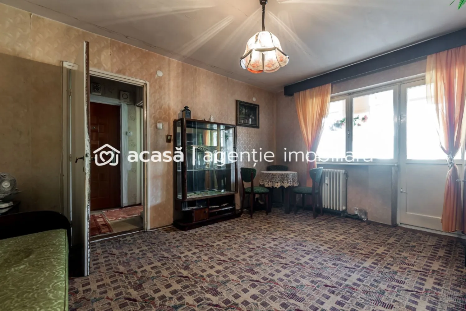 Apartament 2 camere Ultracentral – Bvd Revoluției, Etaj 1 - COMISION 0 - Vă propun spre vânzare un apartament cu 2 camere, situat într-una dintre cele mai căutate zone ale orașului – Ultracentral, pe Bulevardul Revoluției din Arad.

Imobilul este amplasat la etajul 1 din 4, având o suprafață utilă de 46 mp și o compartimentare semidecomandată.
Este alcătuit din:
- sufragerie luminoasă cu ieșire pe balcon
- dormitor
- bucătărie
- baie cu geam
- 2 holuri

Apartamentul dispune de geamuri termopan, un aparat de aer condiționat, iar încălzirea se realizează prin sistemul de termoficare al orașului, existând și posibilitatea montării unei centrale termice pe gaz.

Avantaje principale:
- locație ultracentrală, ideală atât pentru locuit, cât și pentru investiție
- etaj intermediar (1/4), ușor accesibil

Pentru mai multe detalii sau pentru a programa o vizionare, vă stau la dispoziție: 0755 274 519 - Daniel Hord – Consultant imobiliar

Nu dispui de toată suma? Te ajutăm noi gratuit! Îți obținem oferte de la 16 bănci.
Ai o proprietate de vânzare în Arad și vrei să știi cât valorează cu adevărat?
Sună-mă pentru o evaluare gratuită, fără obligații!

Birou: ACASĂ | Agenție imobiliară Arad
Bulevardul Decebal 2, Arad 310133