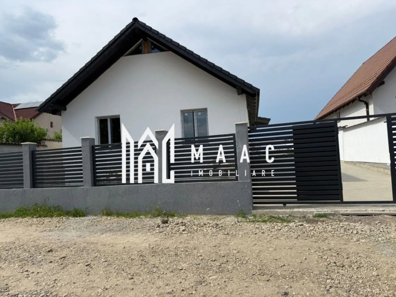 Casă individuala modernă I 4 camere I 500 mp teren I 98 mp utili I Șura Mică - MAAC Imobiliare vă propune spre vânzare o casă unifamilială modernă, situată într-o zonă liniștită cu priveliște spre Munții Păltiniș, în localitatea Șura Mică. Imobilul este construit pe un singur nivel, are o suprafață utilă de 115 mp (inclusiv terasa) și este amplasat pe un teren generos de 500 mp. Casa este construită cu materiale de calitate superioară, are toate facturile la zi și va fi predată la stadiul de cheie, atât la interior, cât și la exterior, cu gard realizat din materiale de înaltă calitate. Se poate achiziționa și prin credit bancar. Caracteristici principale: 4 camere 2 băi Teren: 500 mp Suprafață utilă: 115 mp Priveliste superbă spre munți Încălzire în pardoseală pe întreaga suprafață Instalație electrică finalizată și funcțională Geamuri antracit cu 3 foi Ușă de intrare PVC Salamander Țiglă antracit de calitate superioară Șapă turnată și placă de beton Gard exterior finalizat, materiale premium Alte avantaje: Zonă liniștită, de case noi Acces facil către Sibiu Lumină naturală din plin Casa este ideală pentru familiile care își doresc o locuință modernă, confortabilă și cu spațiu generos. Pentru mai multe detalii precizati telefonic ca ati vazut anuntul cu ID: CP2519750 }}