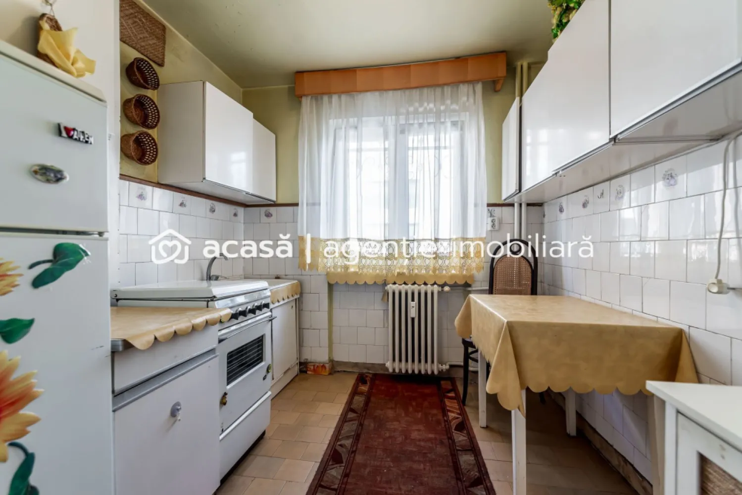 Apartament 2 camere Ultracentral – Bvd Revoluției, Etaj 1 - COMISION 0 - Vă propun spre vânzare un apartament cu 2 camere, situat într-una dintre cele mai căutate zone ale orașului – Ultracentral, pe Bulevardul Revoluției din Arad.

Imobilul este amplasat la etajul 1 din 4, având o suprafață utilă de 46 mp și o compartimentare semidecomandată.
Este alcătuit din:
- sufragerie luminoasă cu ieșire pe balcon
- dormitor
- bucătărie
- baie cu geam
- 2 holuri

Apartamentul dispune de geamuri termopan, un aparat de aer condiționat, iar încălzirea se realizează prin sistemul de termoficare al orașului, existând și posibilitatea montării unei centrale termice pe gaz.

Avantaje principale:
- locație ultracentrală, ideală atât pentru locuit, cât și pentru investiție
- etaj intermediar (1/4), ușor accesibil

Pentru mai multe detalii sau pentru a programa o vizionare, vă stau la dispoziție: 0755 274 519 - Daniel Hord – Consultant imobiliar

Nu dispui de toată suma? Te ajutăm noi gratuit! Îți obținem oferte de la 16 bănci.
Ai o proprietate de vânzare în Arad și vrei să știi cât valorează cu adevărat?
Sună-mă pentru o evaluare gratuită, fără obligații!

Birou: ACASĂ | Agenție imobiliară Arad
Bulevardul Decebal 2, Arad 310133