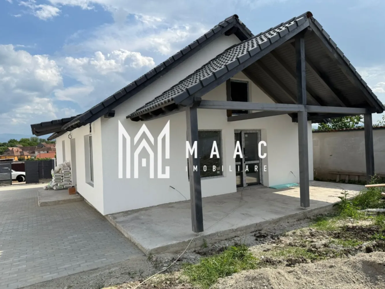 Casă individuala modernă I 4 camere I 500 mp teren I 98 mp utili I Șura Mică - MAAC Imobiliare vă propune spre vânzare o casă unifamilială modernă, situată într-o zonă liniștită cu priveliște spre Munții Păltiniș, în localitatea Șura Mică. Imobilul este construit pe un singur nivel, are o suprafață utilă de 115 mp (inclusiv terasa) și este amplasat pe un teren generos de 500 mp. Casa este construită cu materiale de calitate superioară, are toate facturile la zi și va fi predată la stadiul de cheie, atât la interior, cât și la exterior, cu gard realizat din materiale de înaltă calitate. Se poate achiziționa și prin credit bancar. Caracteristici principale: 4 camere 2 băi Teren: 500 mp Suprafață utilă: 115 mp Priveliste superbă spre munți Încălzire în pardoseală pe întreaga suprafață Instalație electrică finalizată și funcțională Geamuri antracit cu 3 foi Ușă de intrare PVC Salamander Țiglă antracit de calitate superioară Șapă turnată și placă de beton Gard exterior finalizat, materiale premium Alte avantaje: Zonă liniștită, de case noi Acces facil către Sibiu Lumină naturală din plin Casa este ideală pentru familiile care își doresc o locuință modernă, confortabilă și cu spațiu generos. Pentru mai multe detalii precizati telefonic ca ati vazut anuntul cu ID: CP2519750 }}